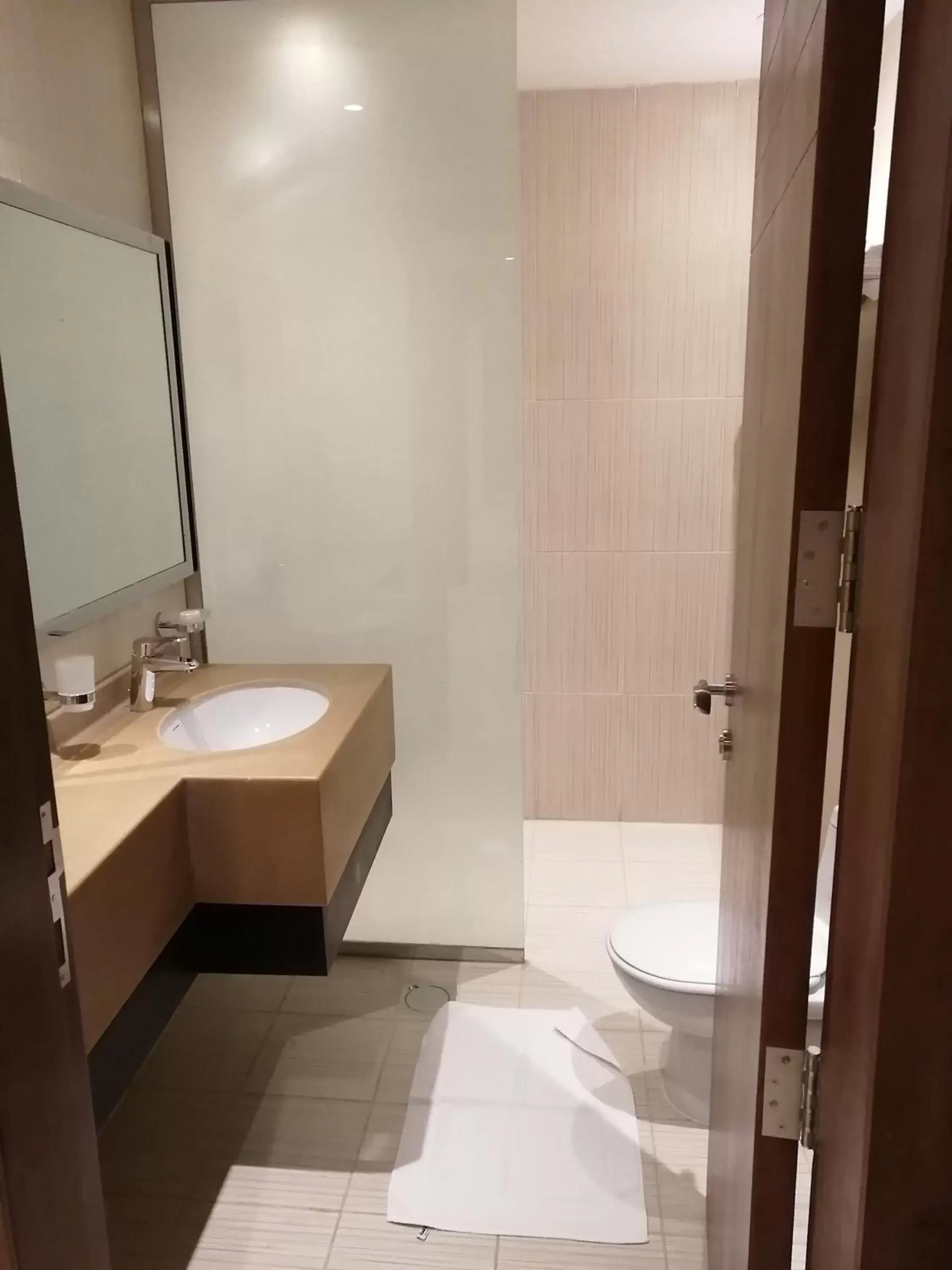 Bathroom in MANAZEL Al DIAFA SERVICED APARTMENTS