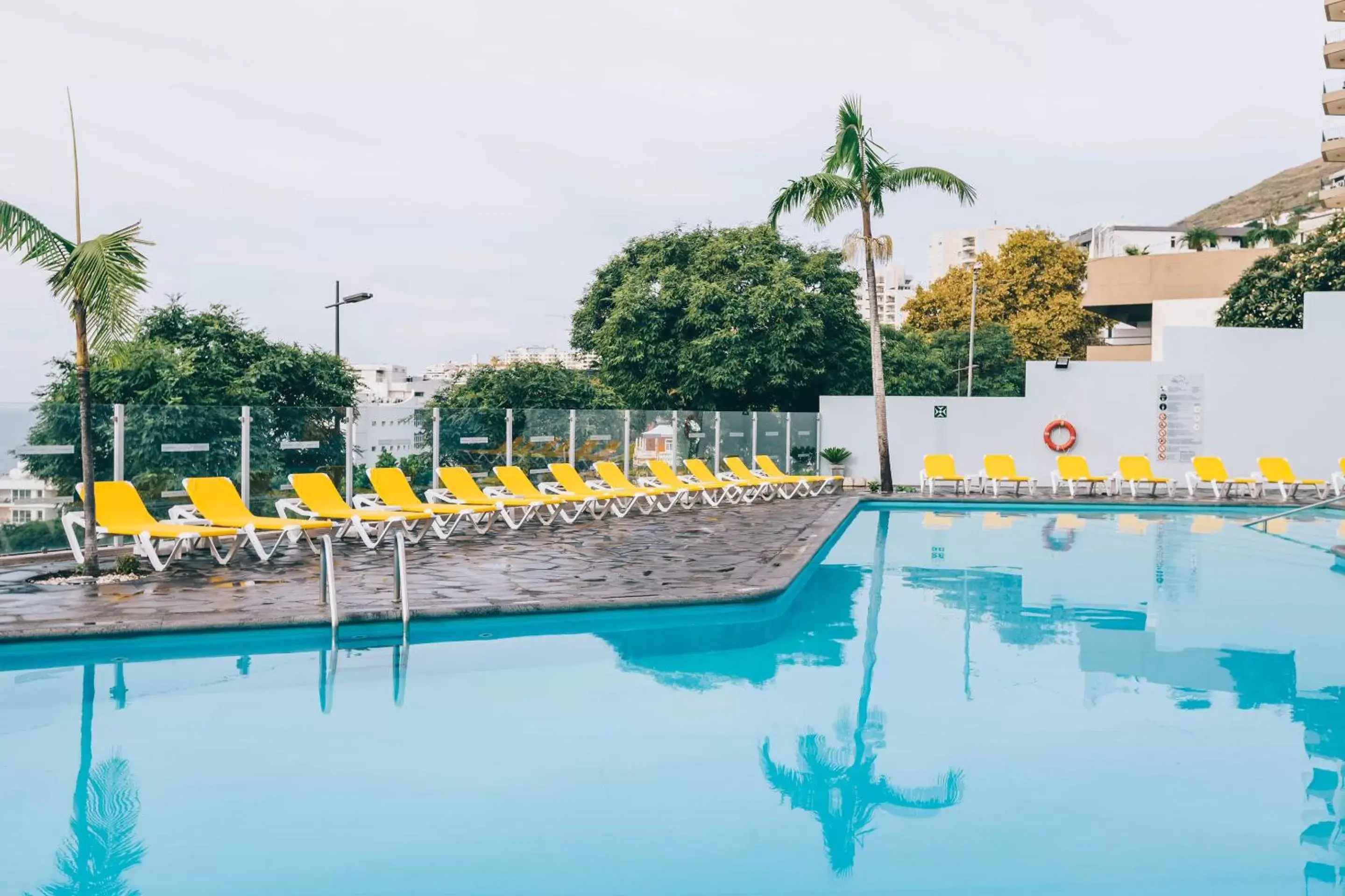 Swimming Pool in Muthu Raga Madeira Hotel