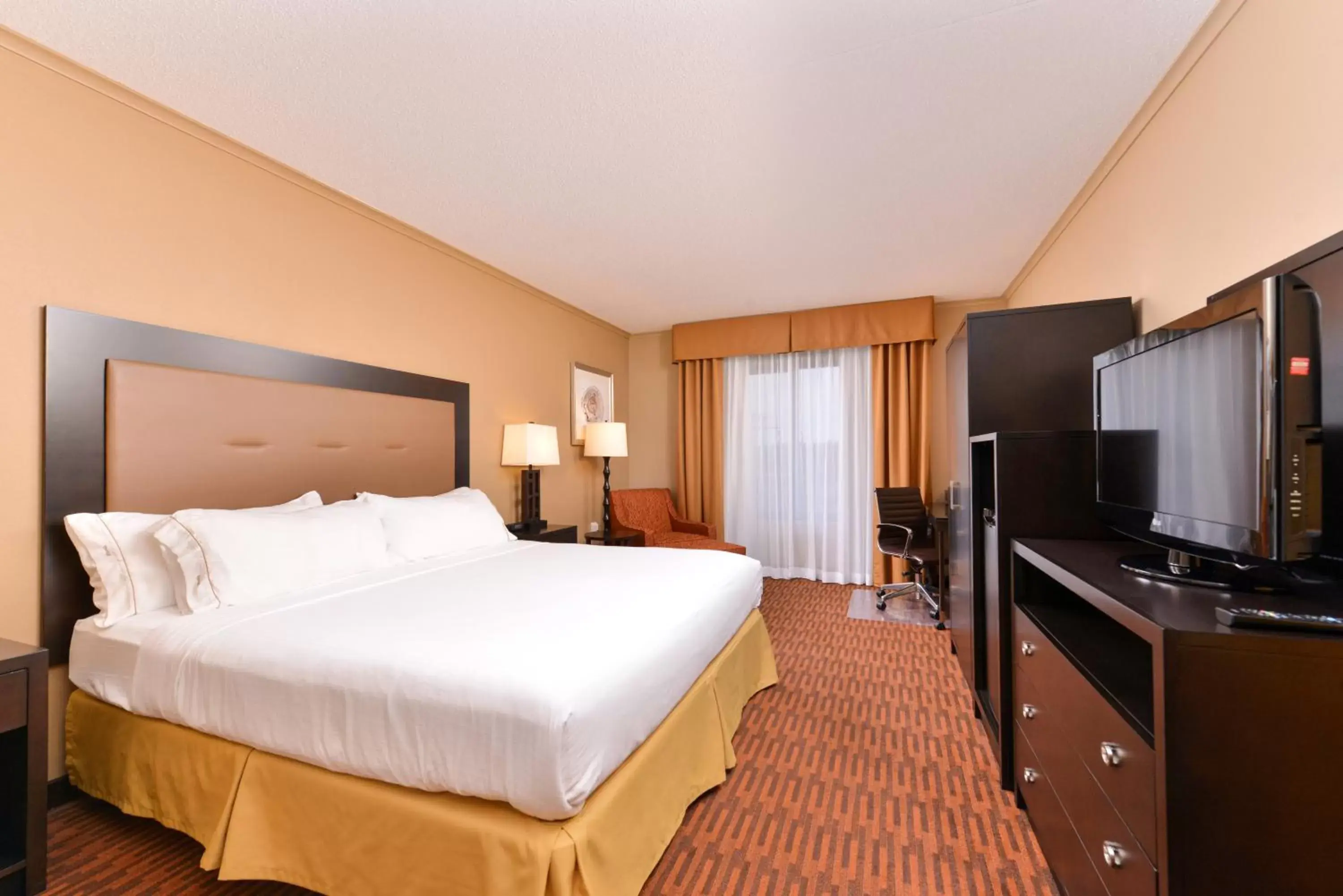 Photo of the whole room, Bed in Holiday Inn Express Breezewood, an IHG Hotel