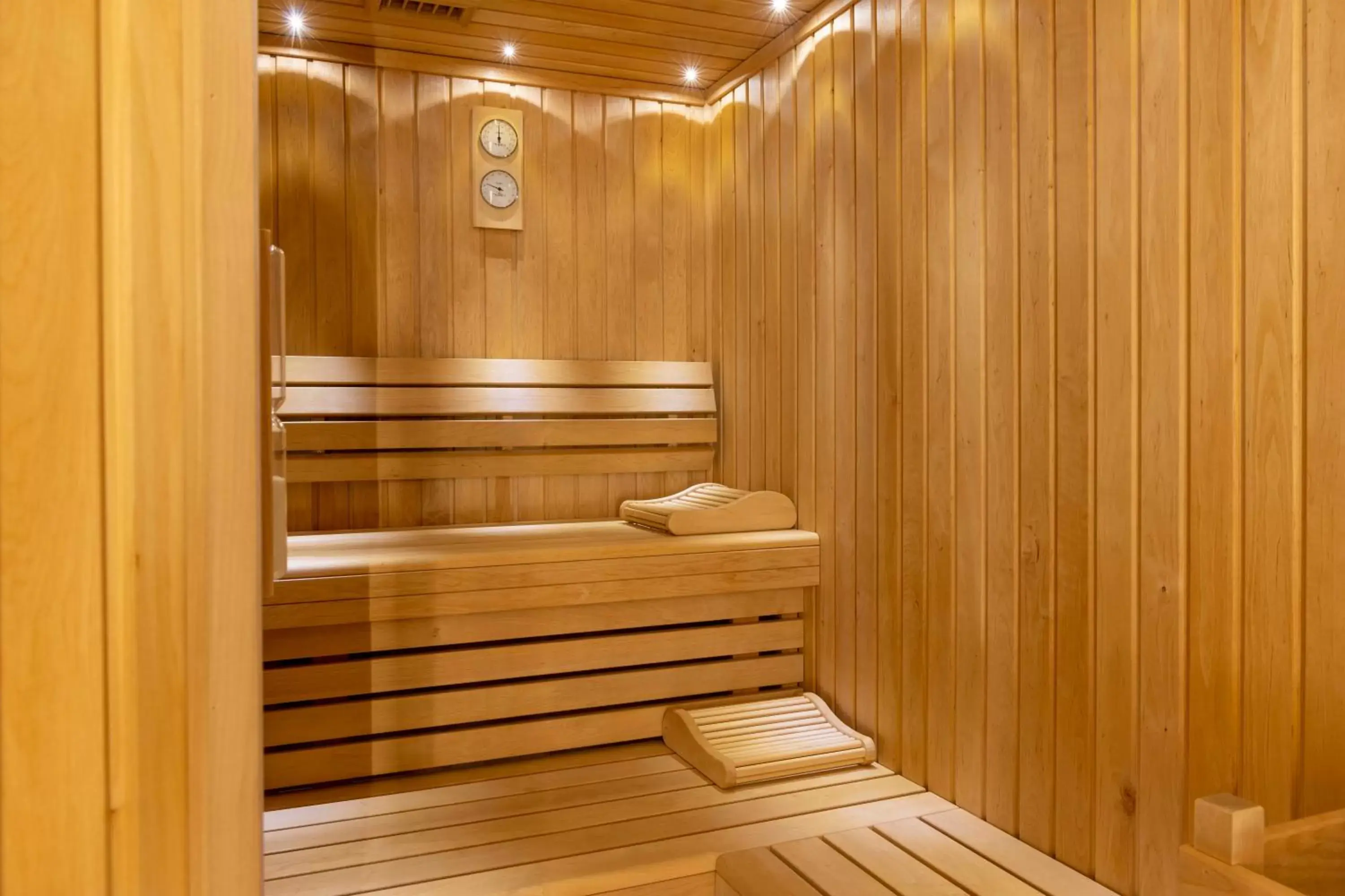 Sauna in Le 12 Hôtel
