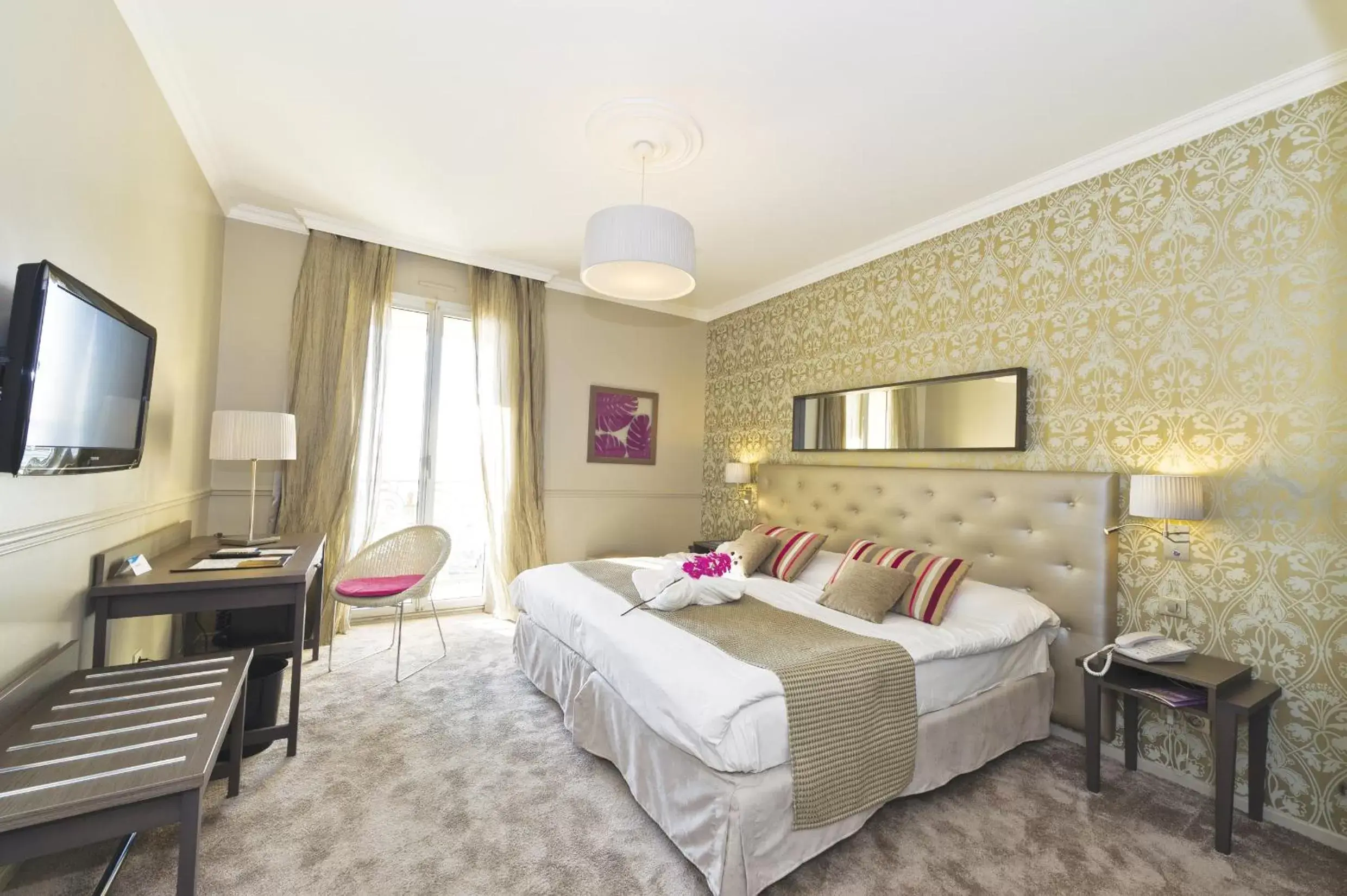 Bedroom in Hôtel Le Royal Promenade des Anglais