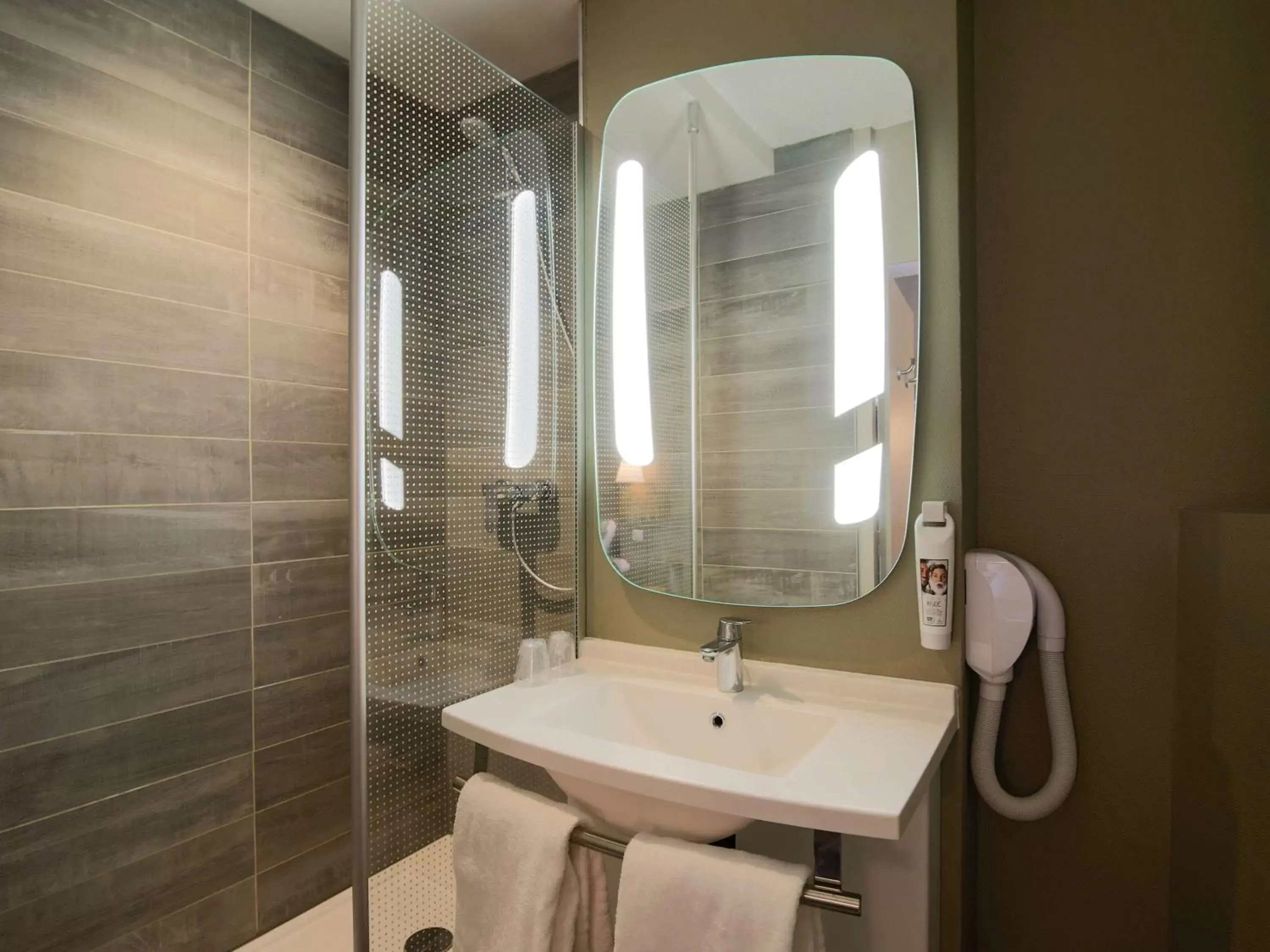 Photo of the whole room, Bathroom in ibis Montauban