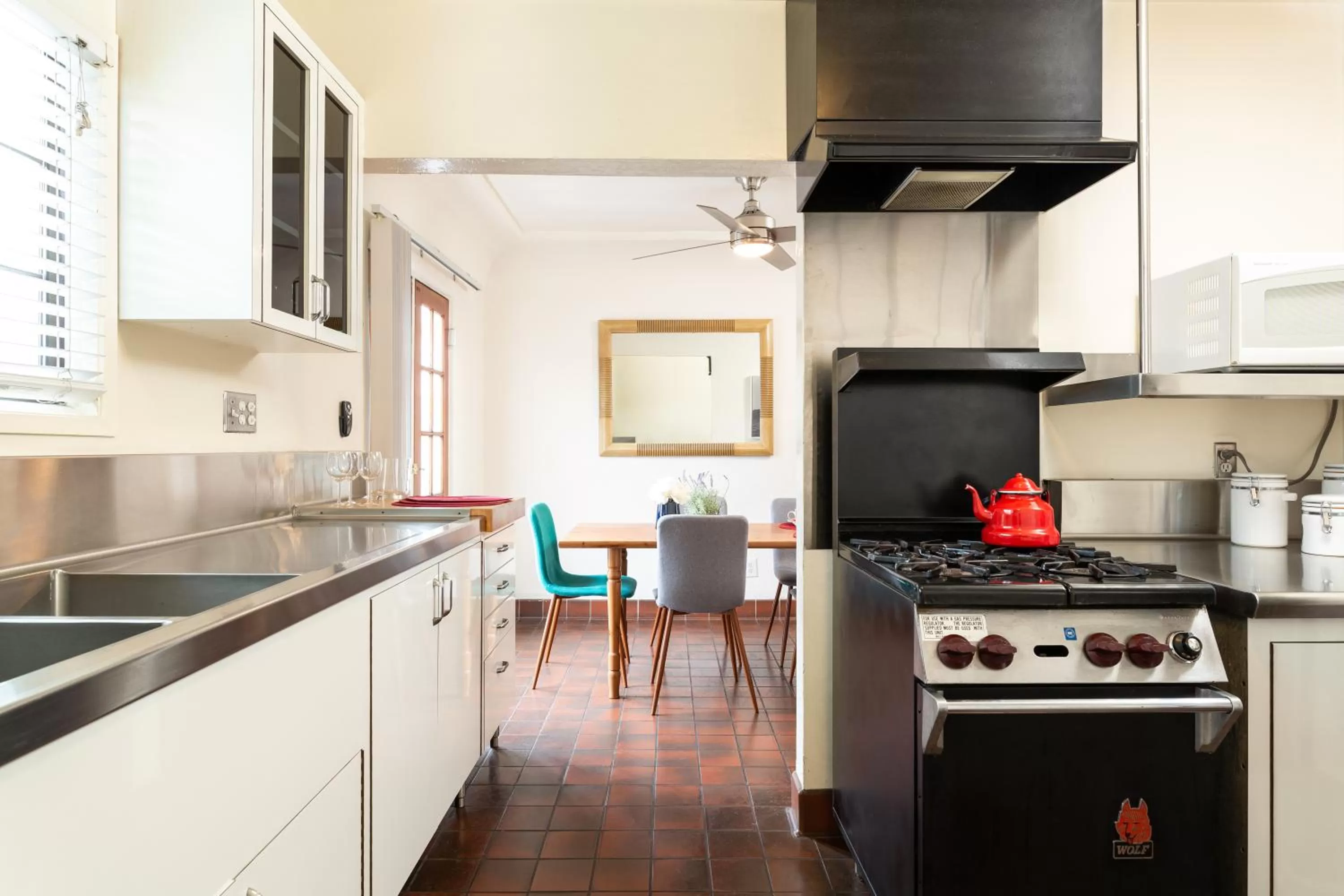 Kitchen or kitchenette in The Sea View Inn At The Beach