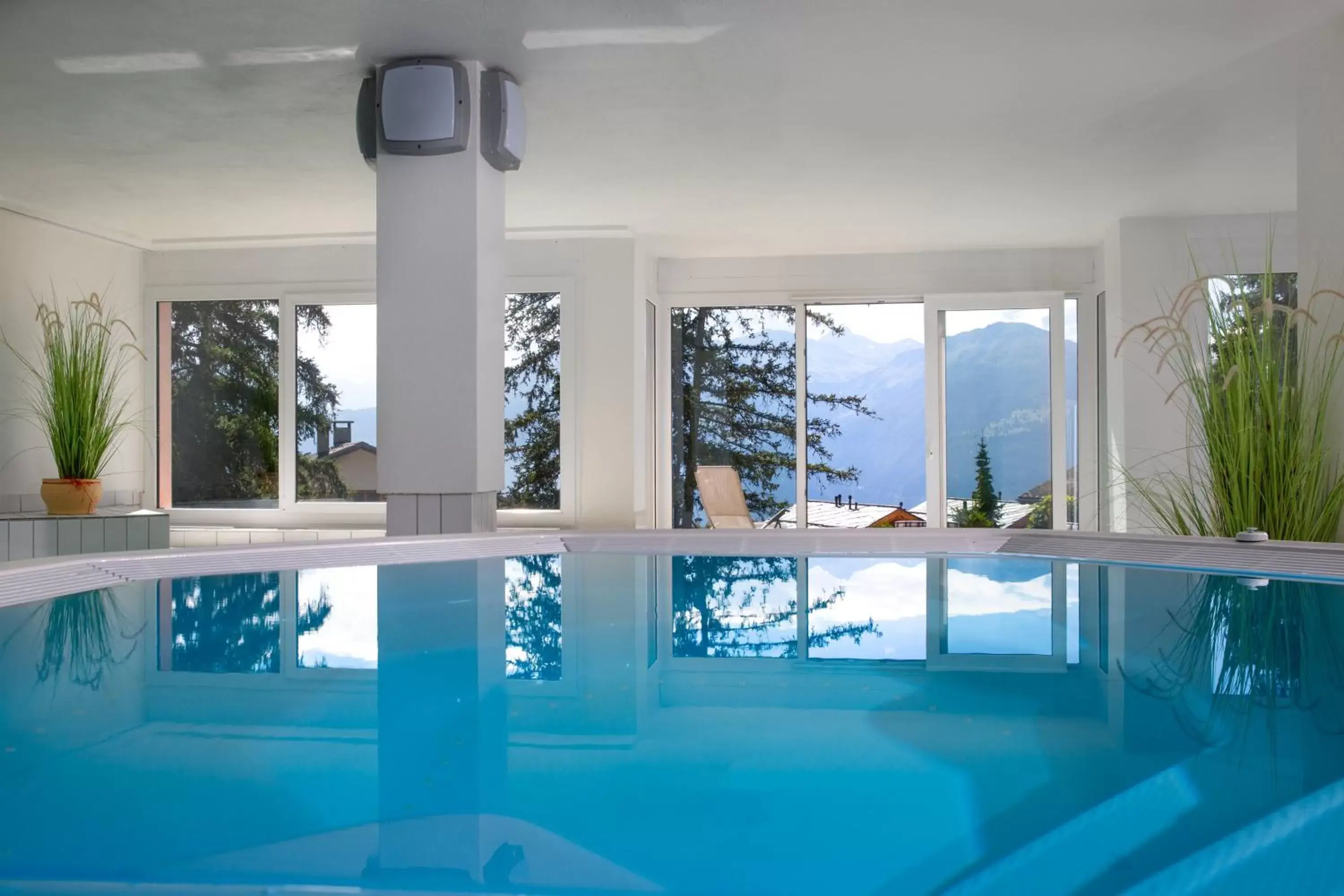 Swimming Pool in Hotel Helvetia Intergolf