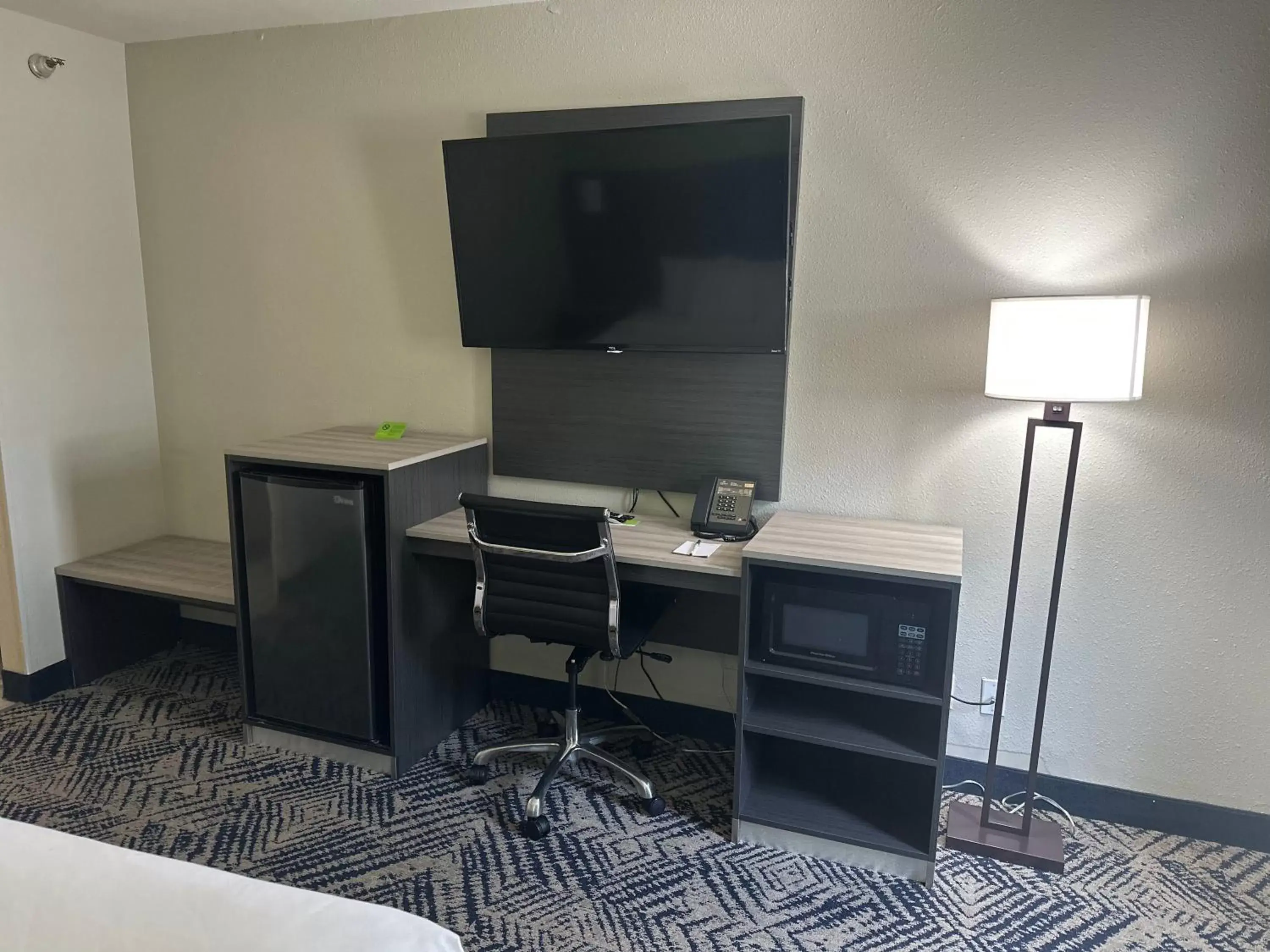 Bedroom, TV/Entertainment Center in La Quinta Inn by Wyndham Omaha Southwest