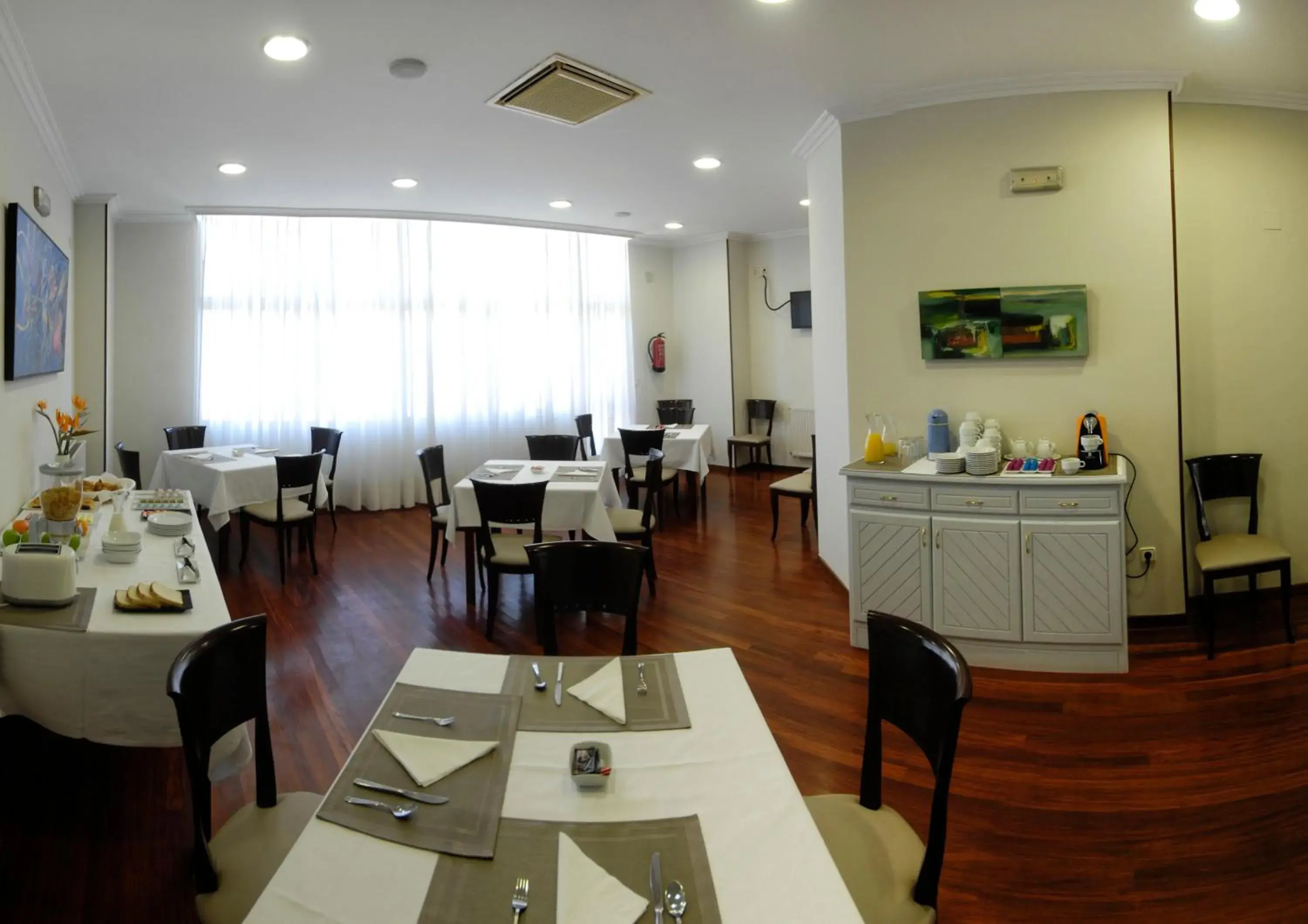 Restaurant/Places to Eat in Hotel Vigo Plaza