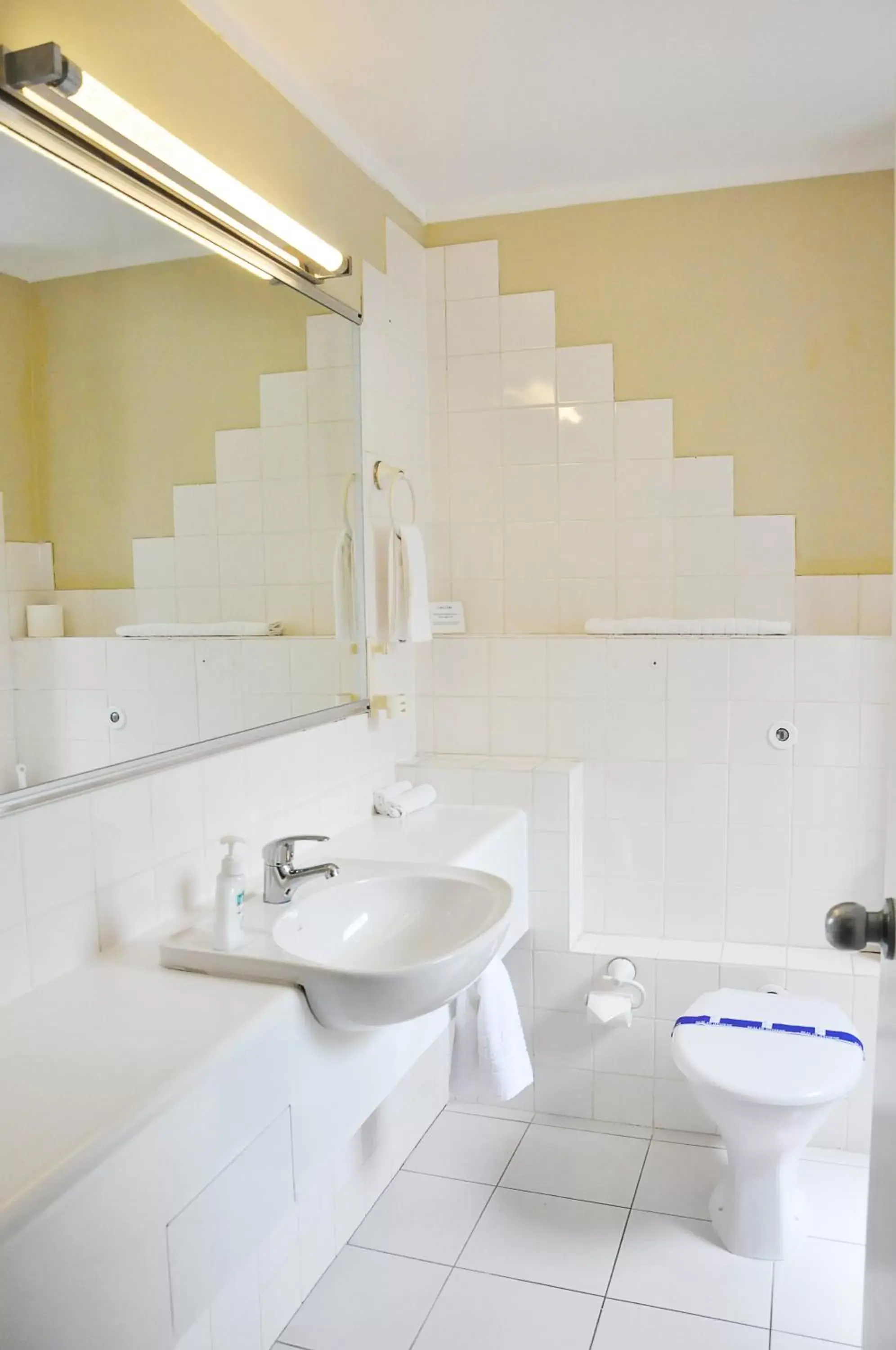 Bedroom, Bathroom in Royal Park Lodge