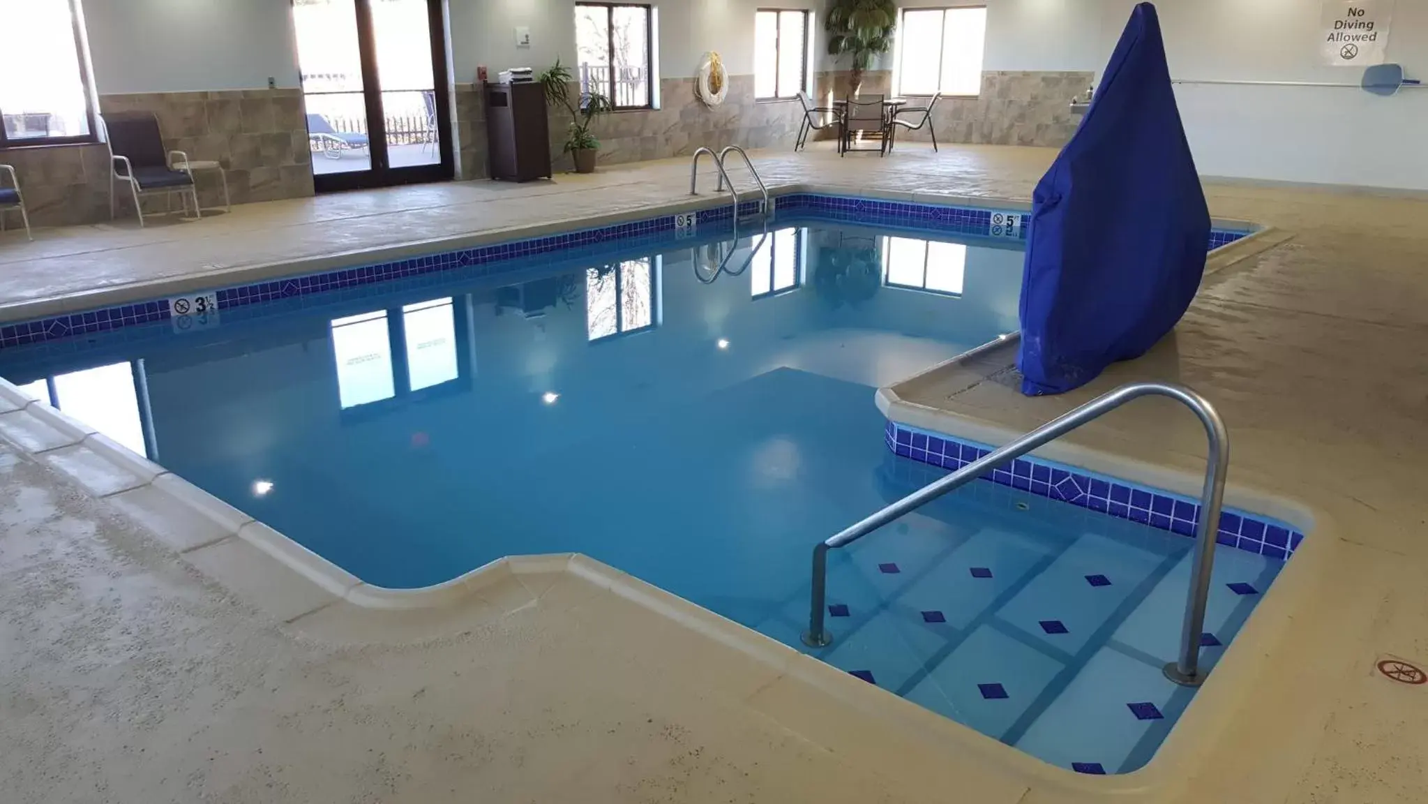 Swimming Pool in Holiday Inn Express Hotel & Suites Concordia US 81, an IHG Hotel