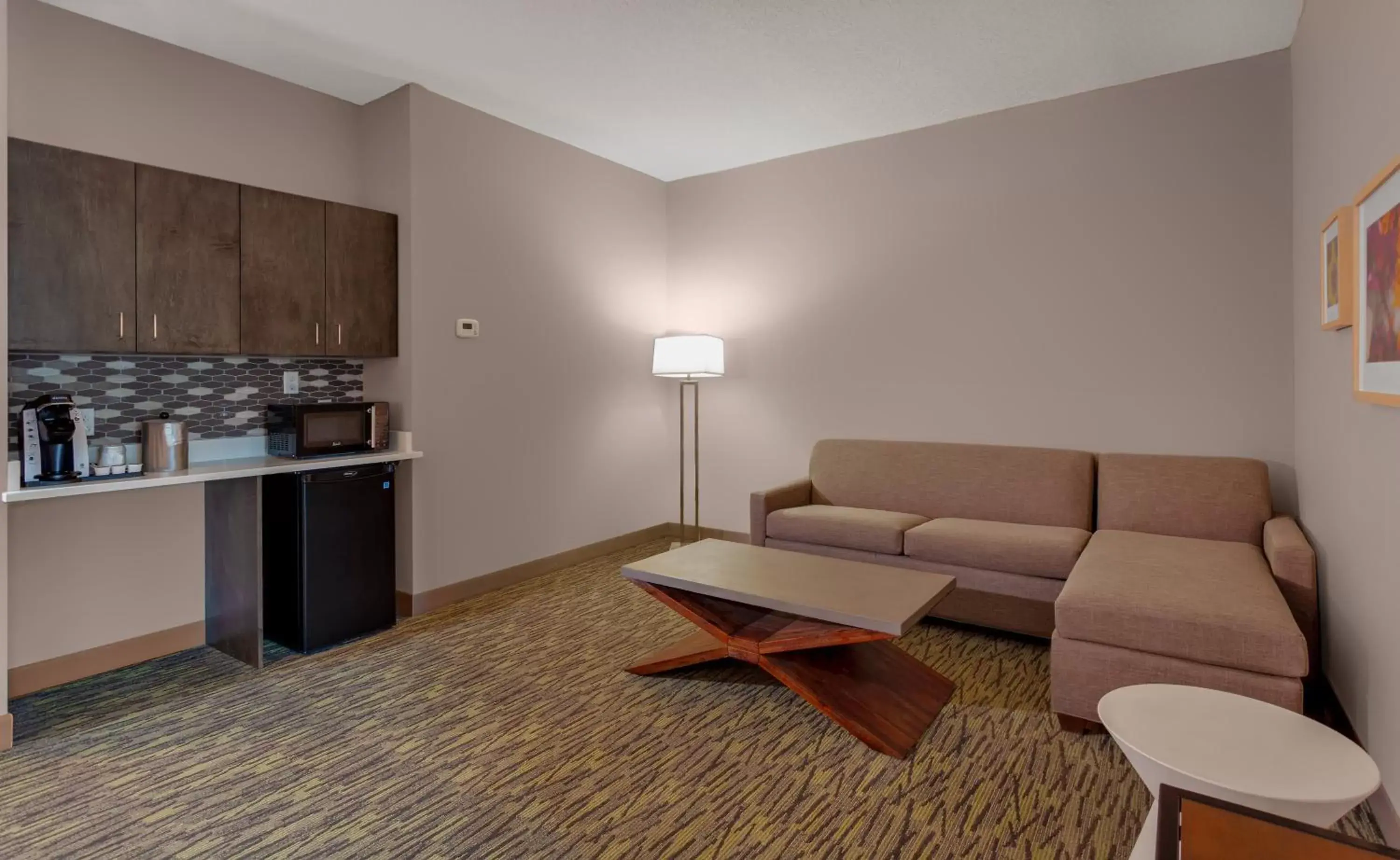 Photo of the whole room, Kitchen/Kitchenette in Holiday Inn - Tallahassee E Capitol - Univ, an IHG Hotel