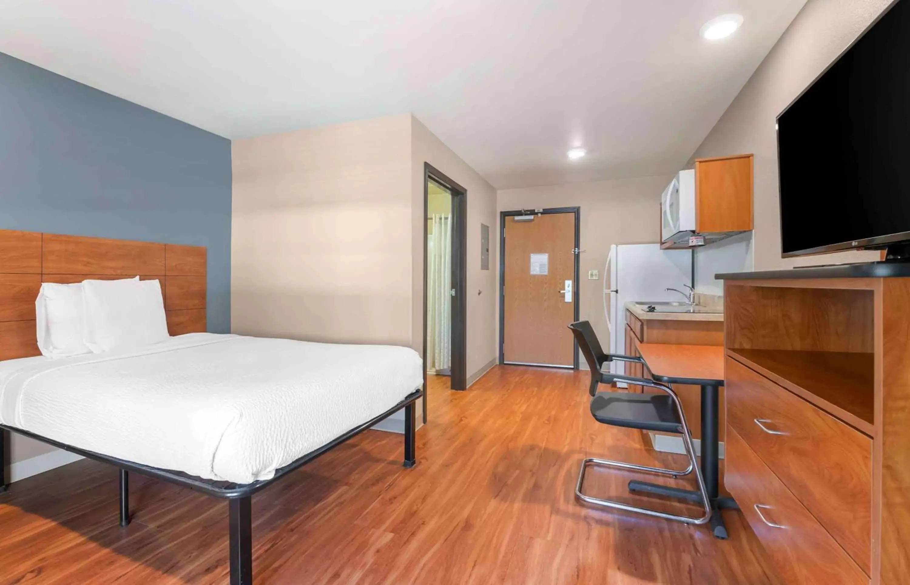 Bedroom, TV/Entertainment Center in Extended Stay America Suites - Denver - Airport