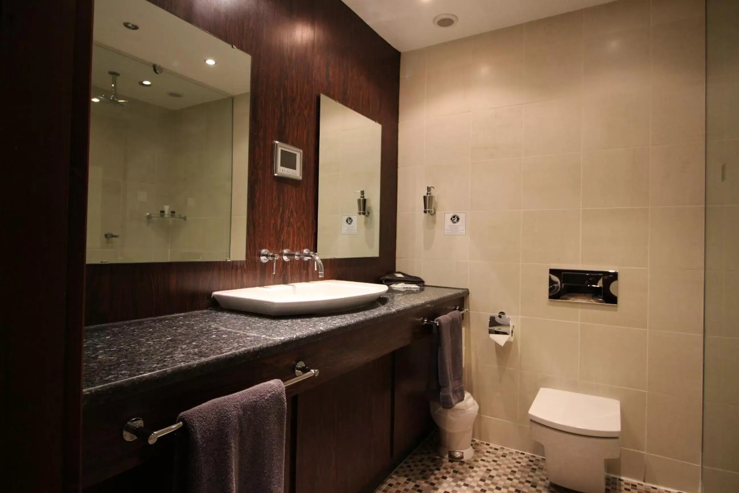 Bathroom in Best Western Plus Pastures Hotel