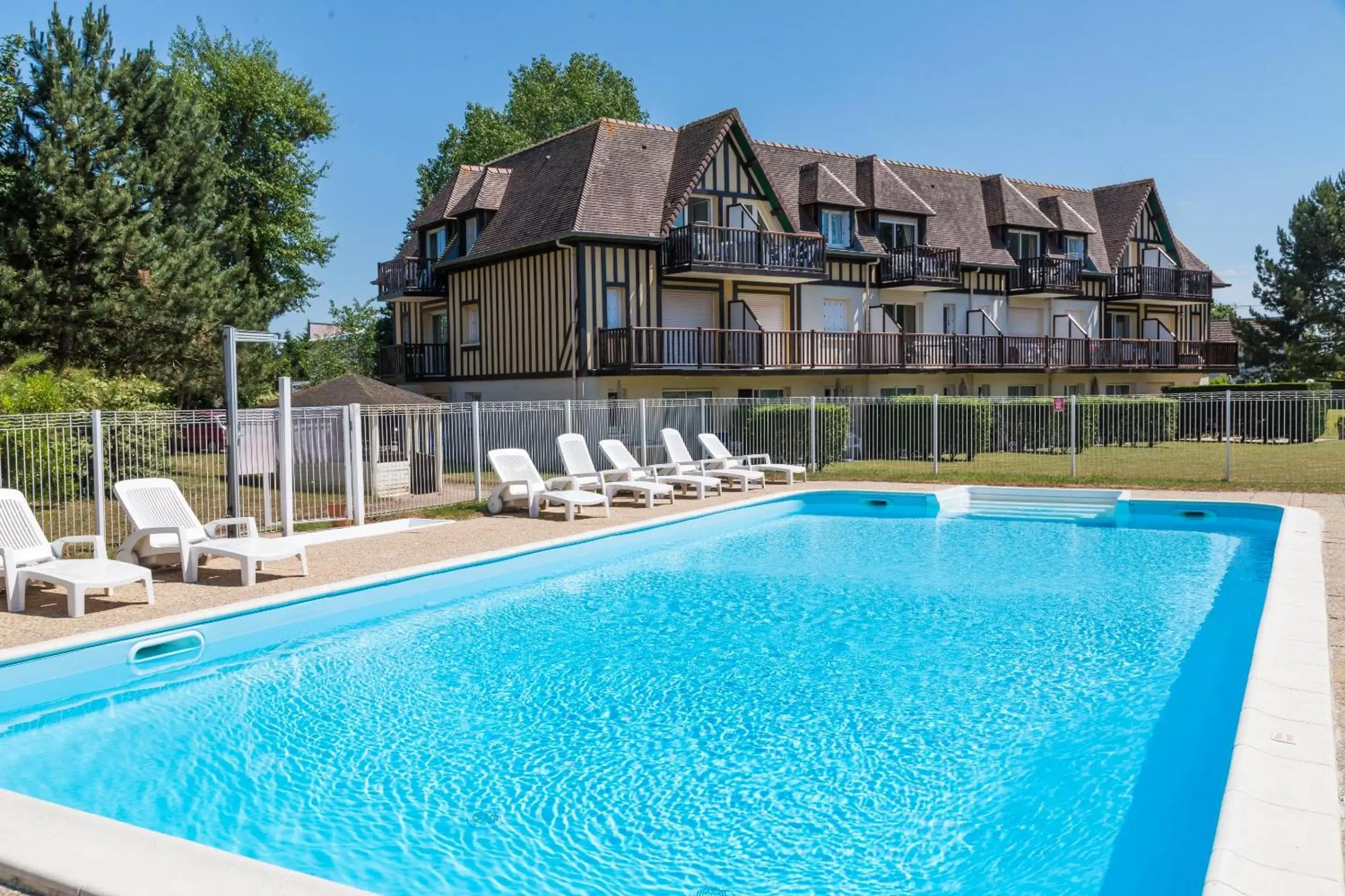 Swimming pool, Property Building in Résidence Goélia Green Panorama