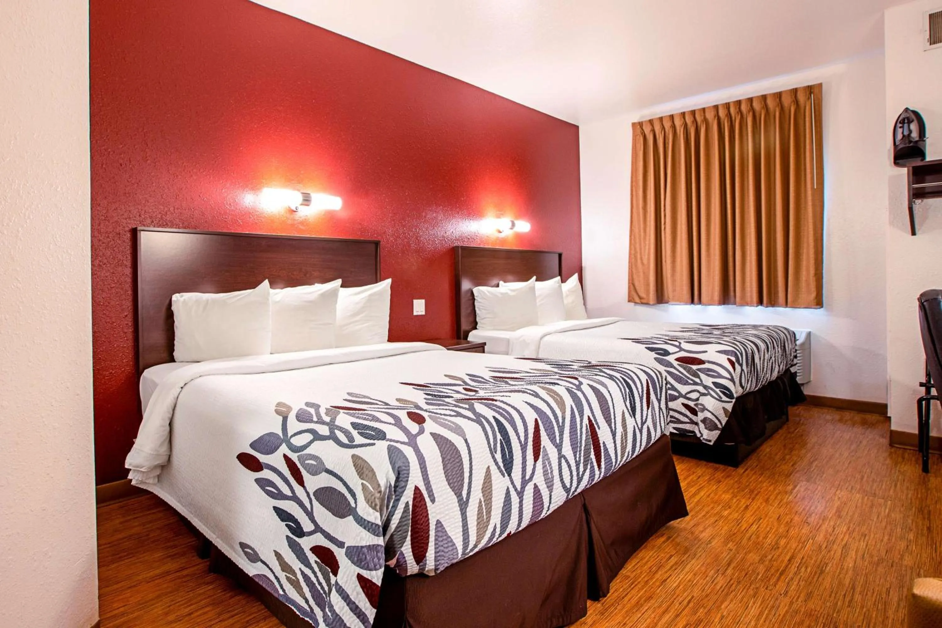 Photo of the whole room, Bed in Seasons Inn Traverse City