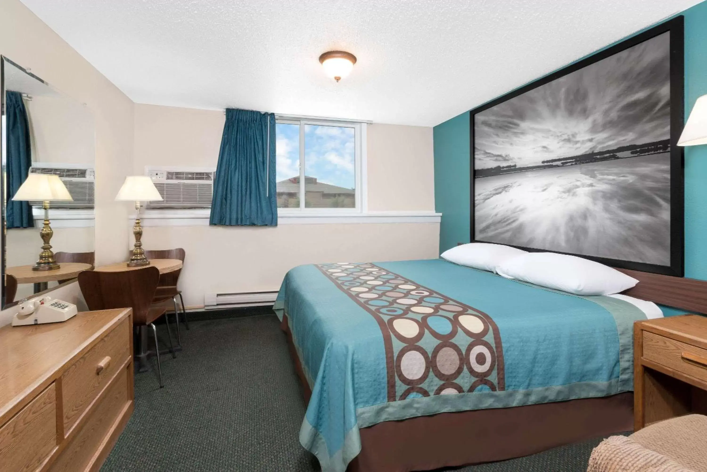 Photo of the whole room, Bed in Super 8 by Wyndham Huron