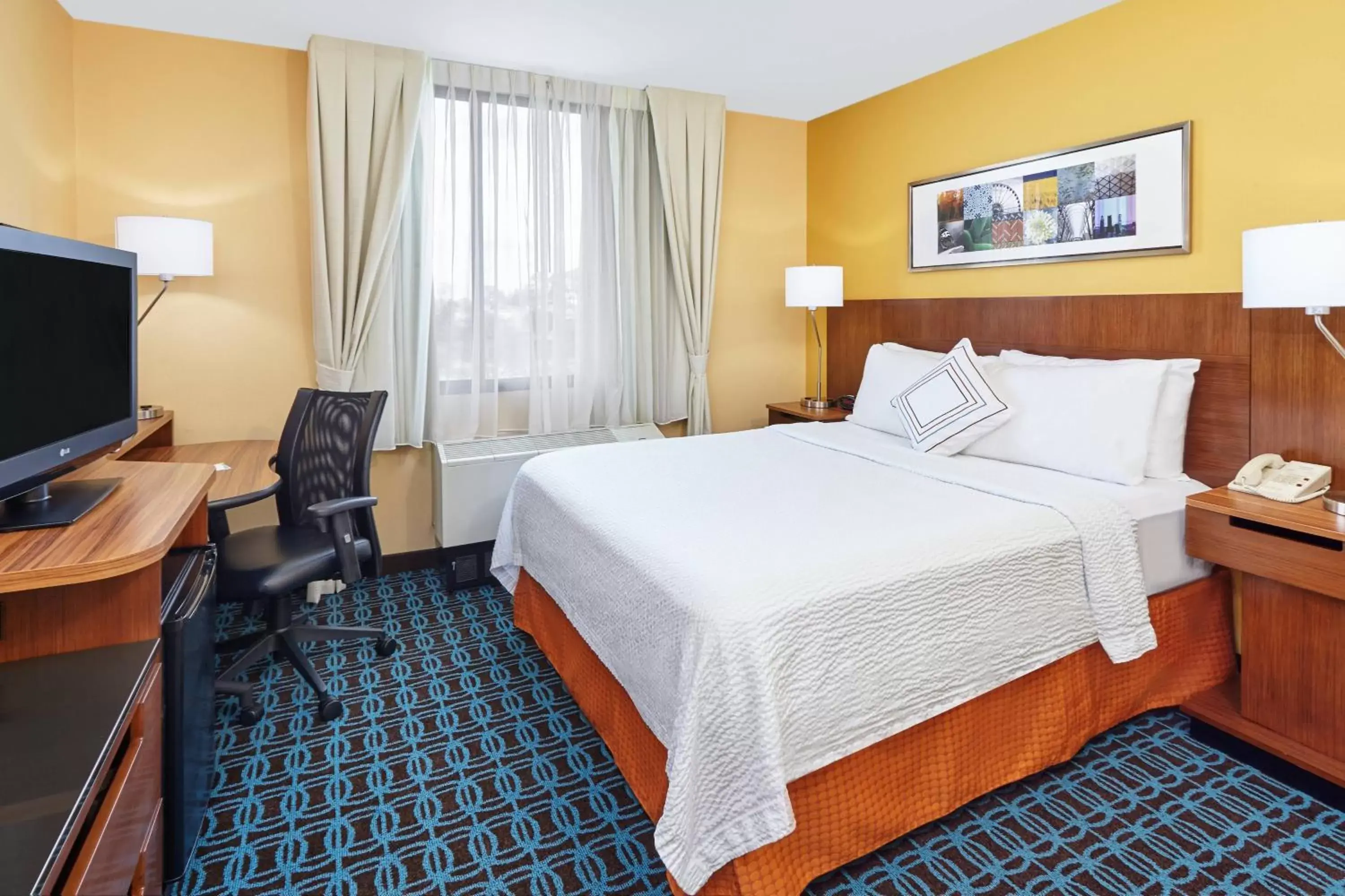 Photo of the whole room, Bed in Fairfield Inn and Suites Chicago Lombard