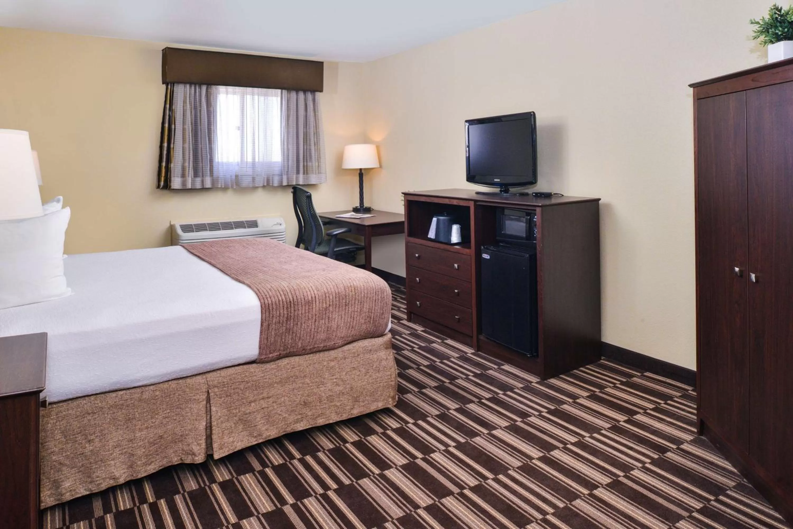 Photo of the whole room, Bed in Best Western Sundowner