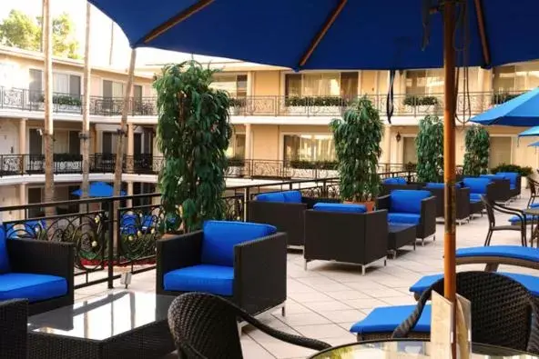 Lounge or bar in Beverly Hills Plaza Hotel & Spa