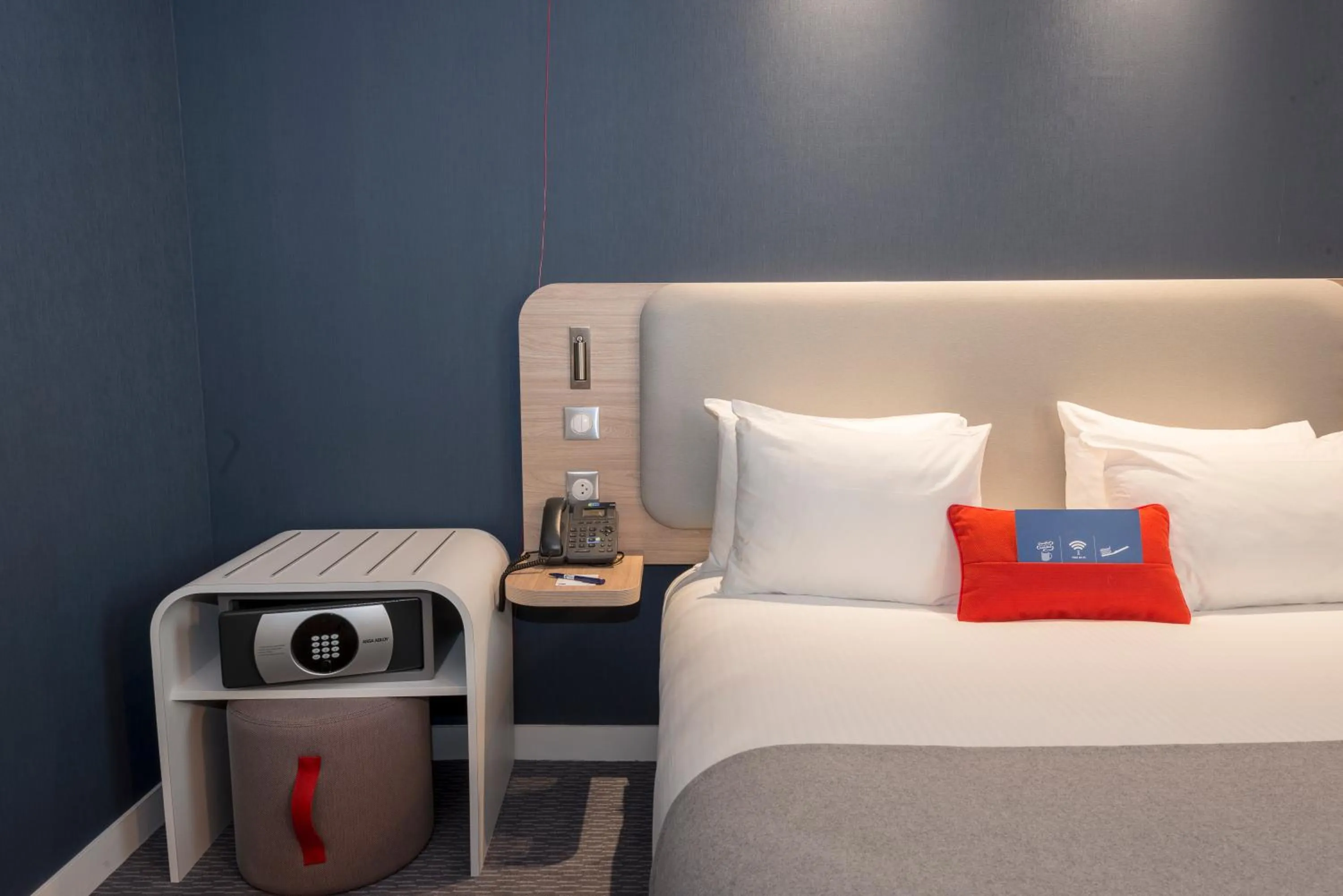 Bed in Holiday Inn Express Paris - Velizy by IHG