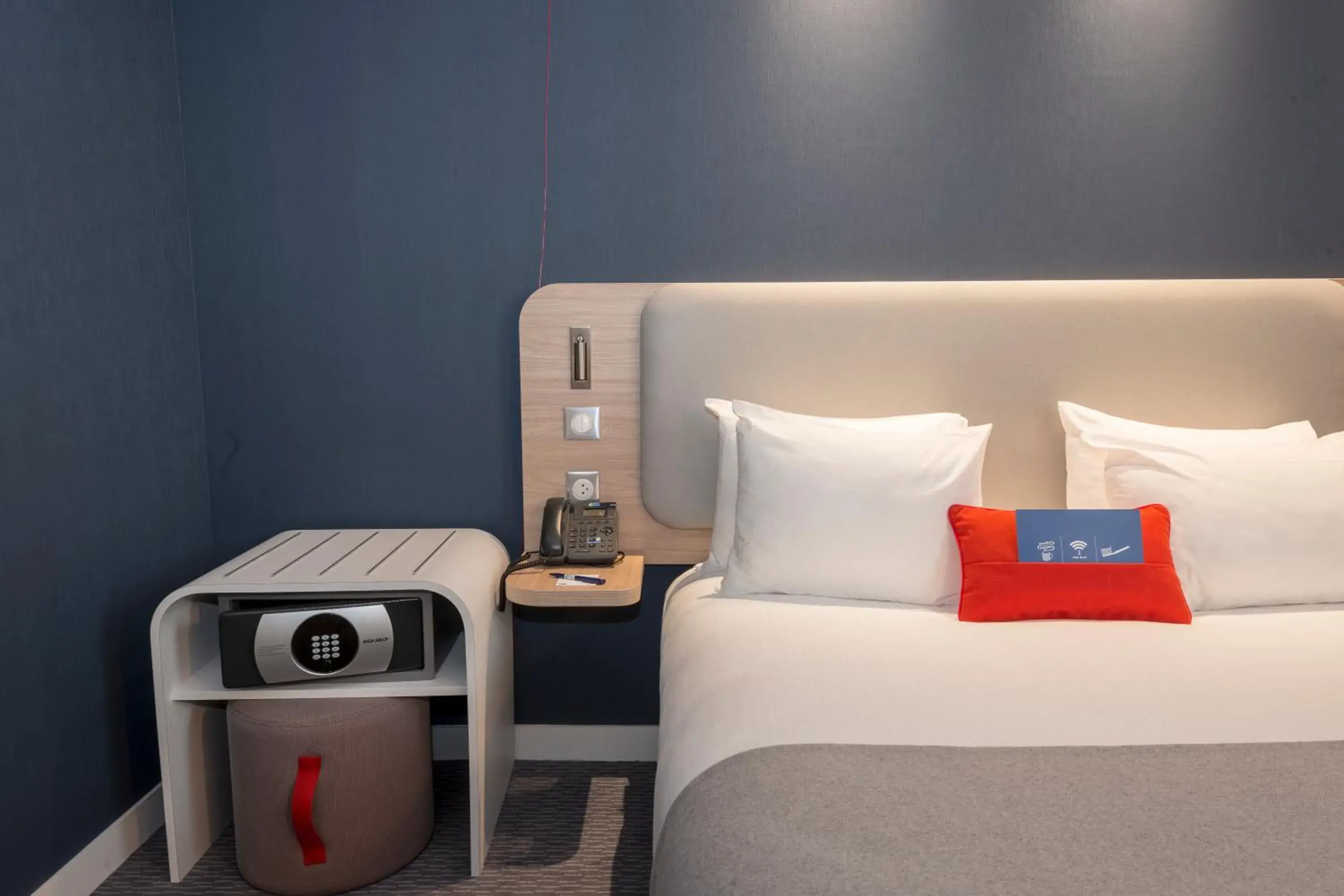 Standard Double Room - Mobility Access in Holiday Inn Express Paris - Velizy by IHG Standard Double Room - Mobility Access in Holiday Inn Express Paris - Velizy by IHG