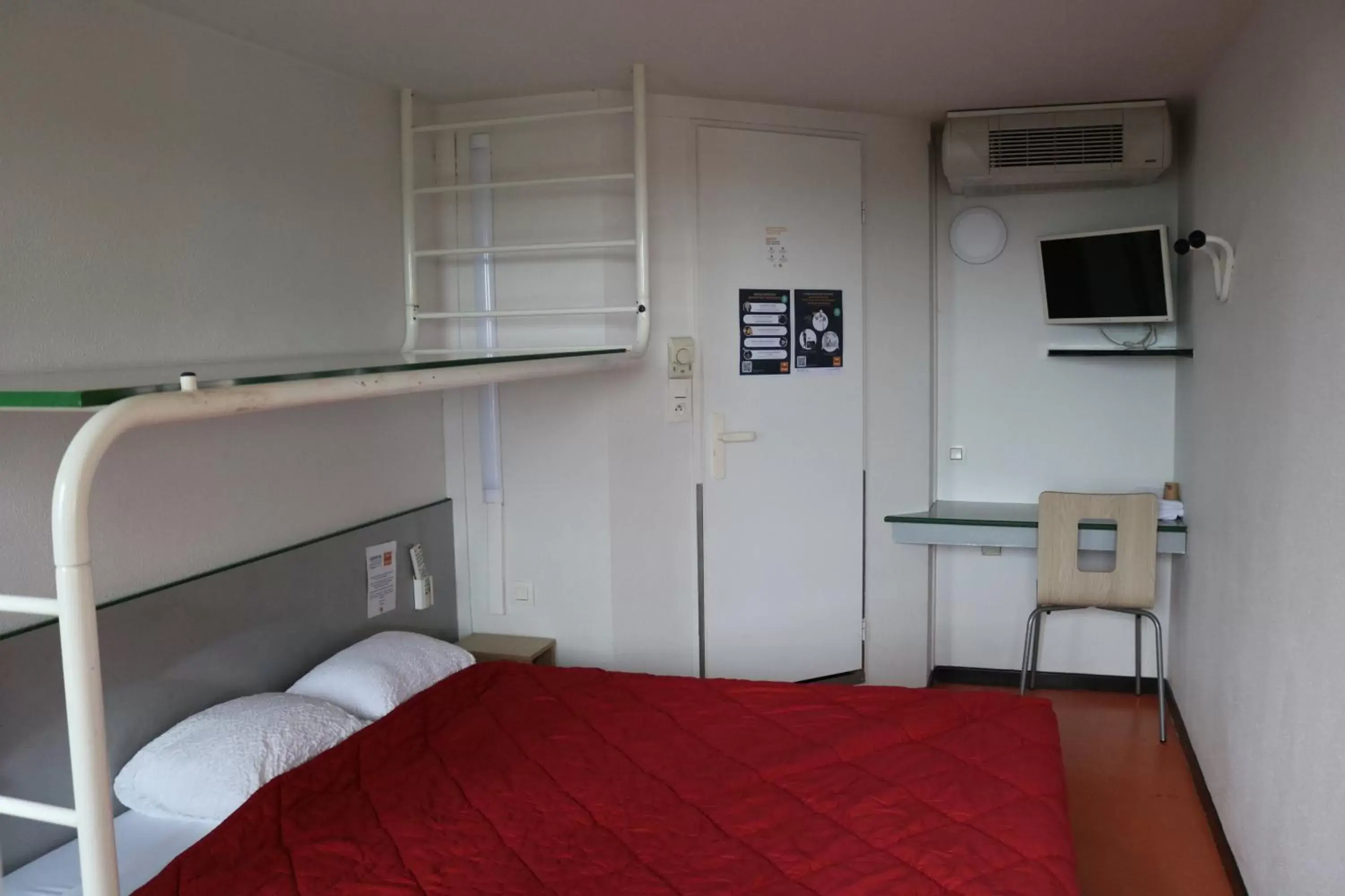 Photo of the whole room, Bed in Premiere Classe Saint Nazaire - Trignac