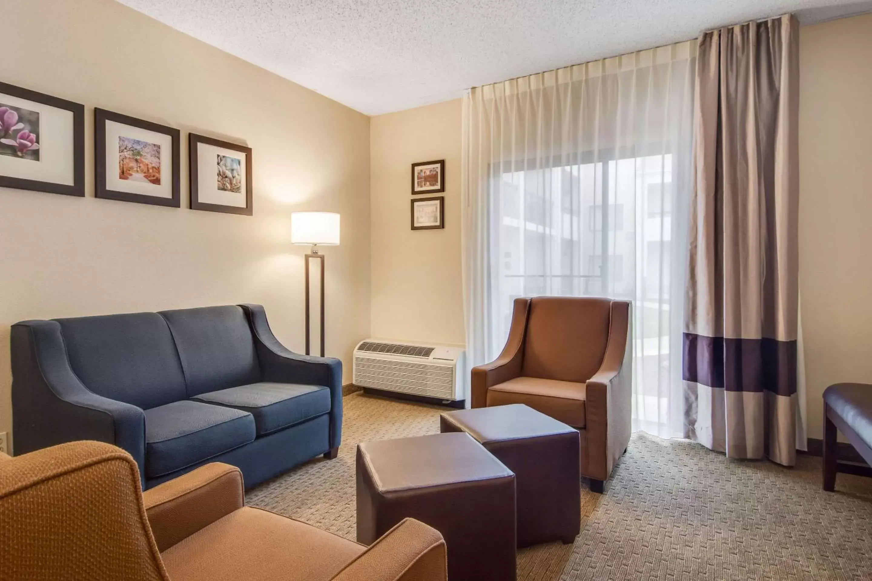 Photo of the whole room, Seating Area in Comfort Inn Roswell-Dunwoody