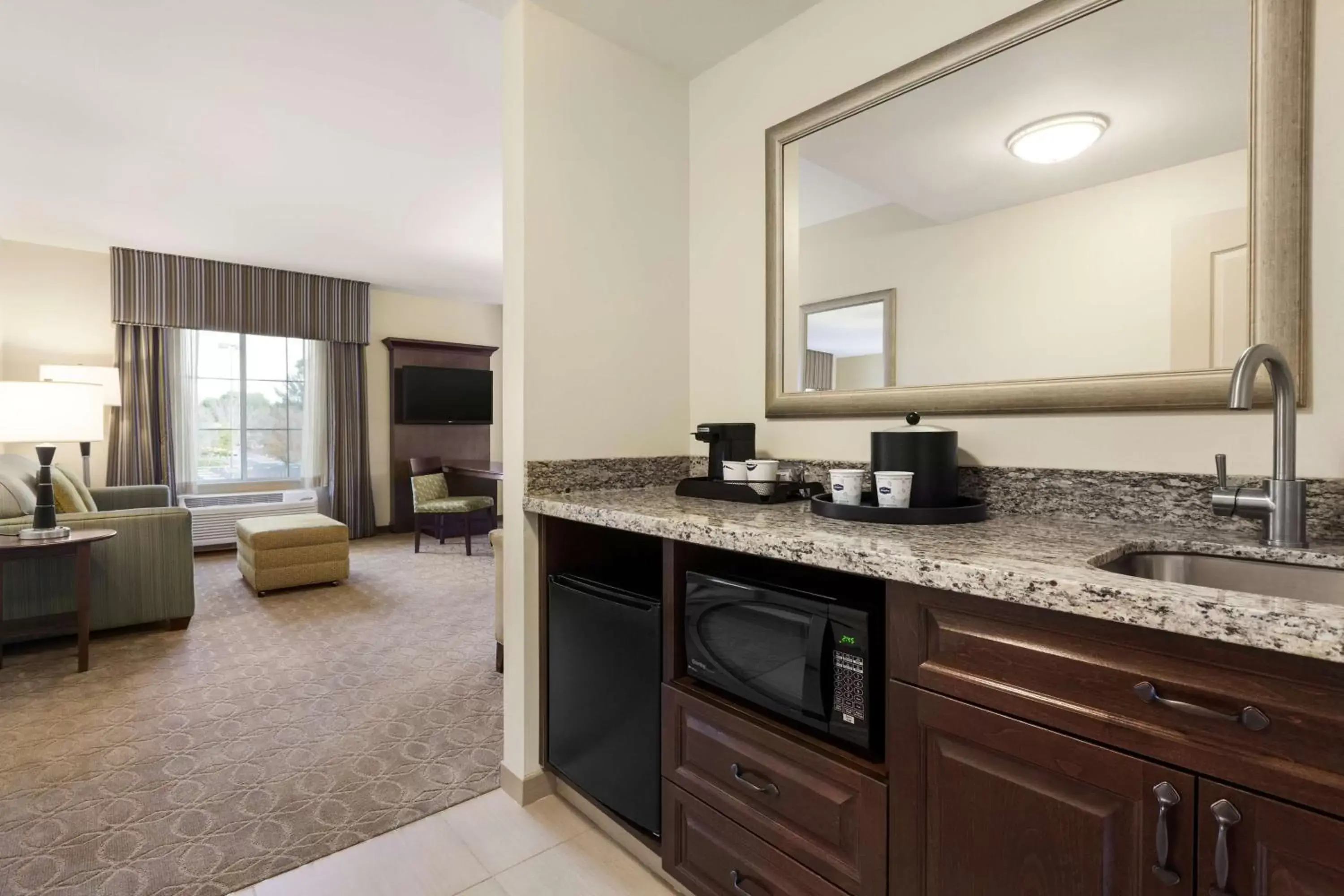 Bed, Kitchen/Kitchenette in Hampton Inn & Suites San Bernardino