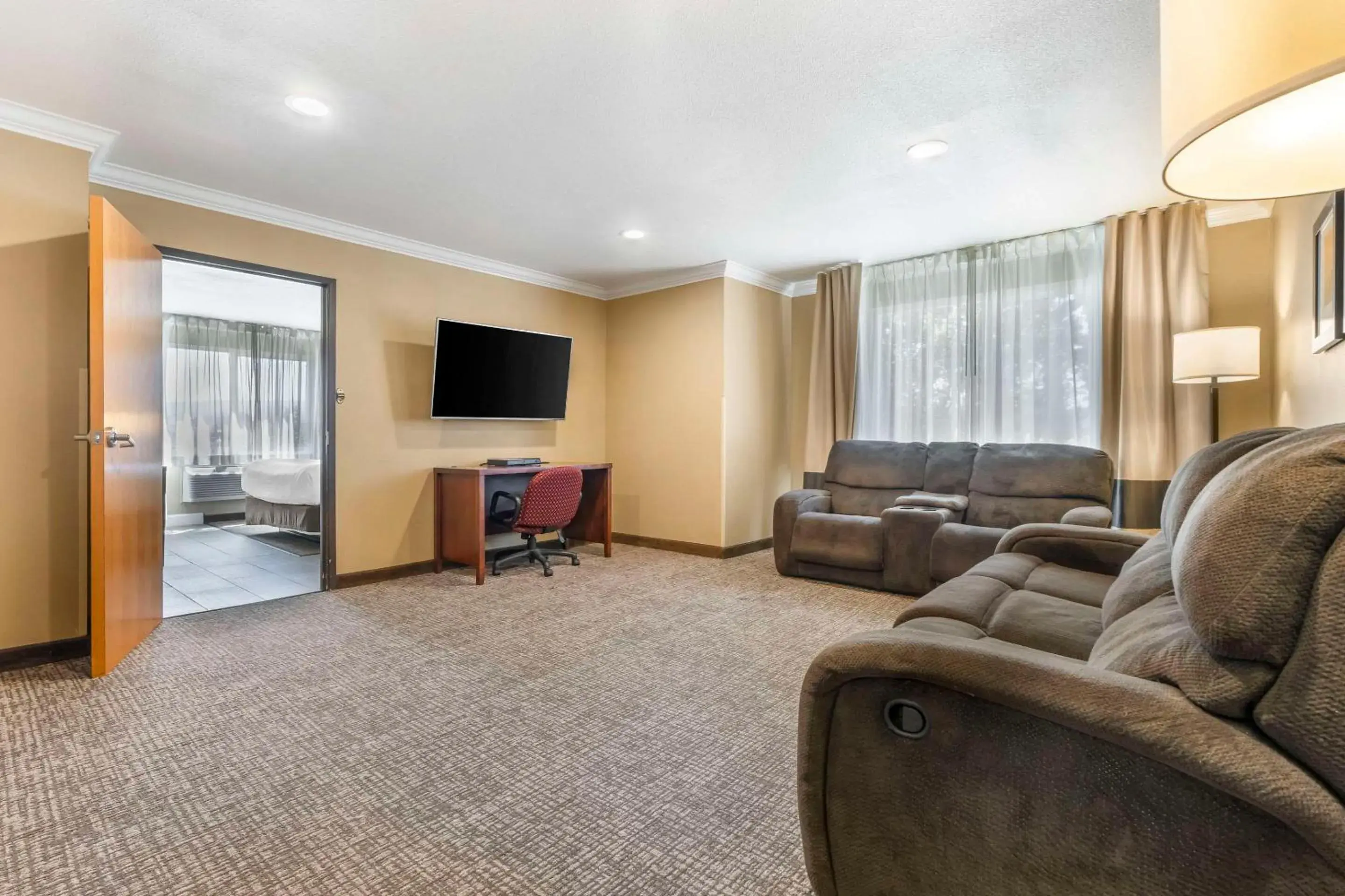 Bedroom, Seating Area in Comfort Inn & Suites Redwood Country