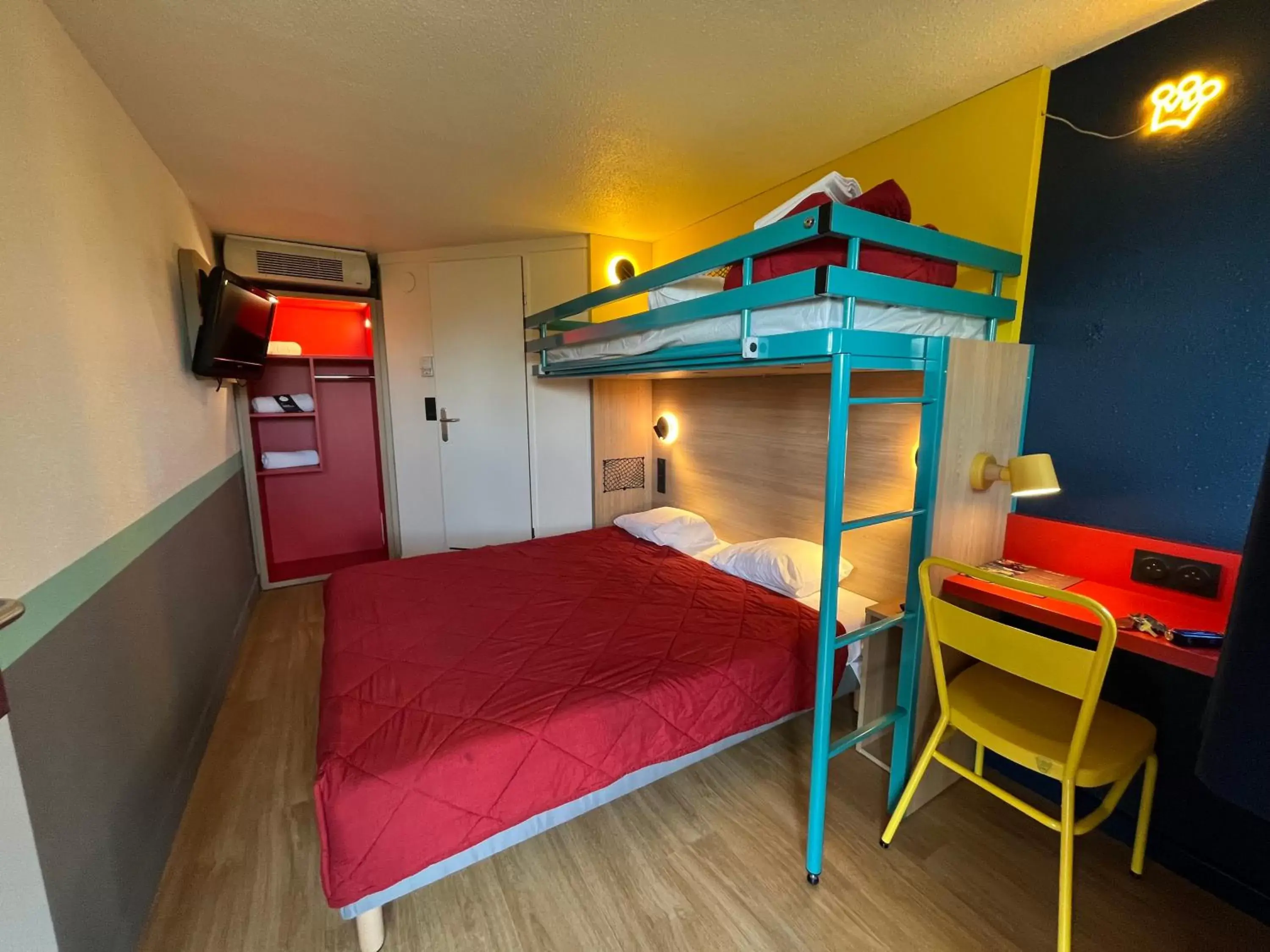 Photo of the whole room, Bunk Bed in Premiere Classe Marseille Vitrolles Aéroport