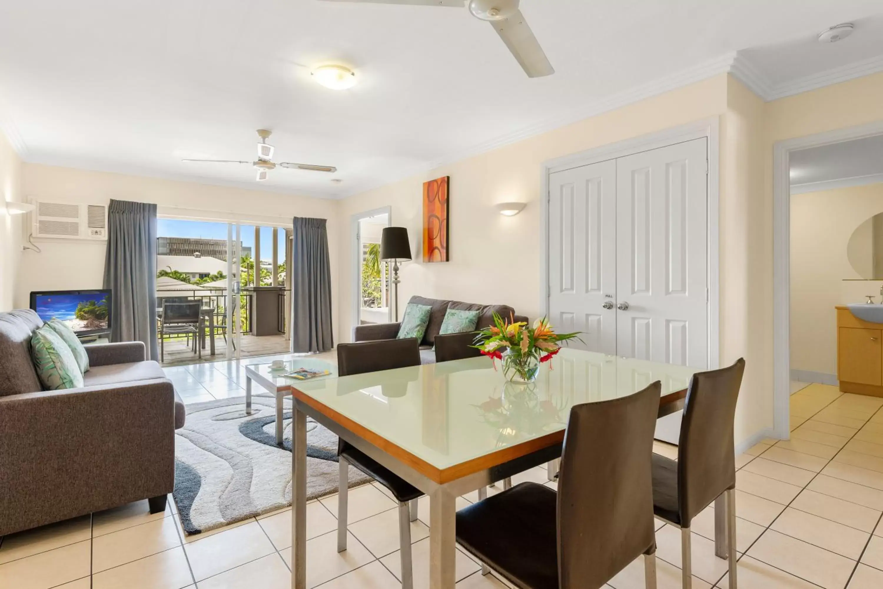 TV and multimedia, Dining Area in Bay Village Tropical Retreat & Apartments