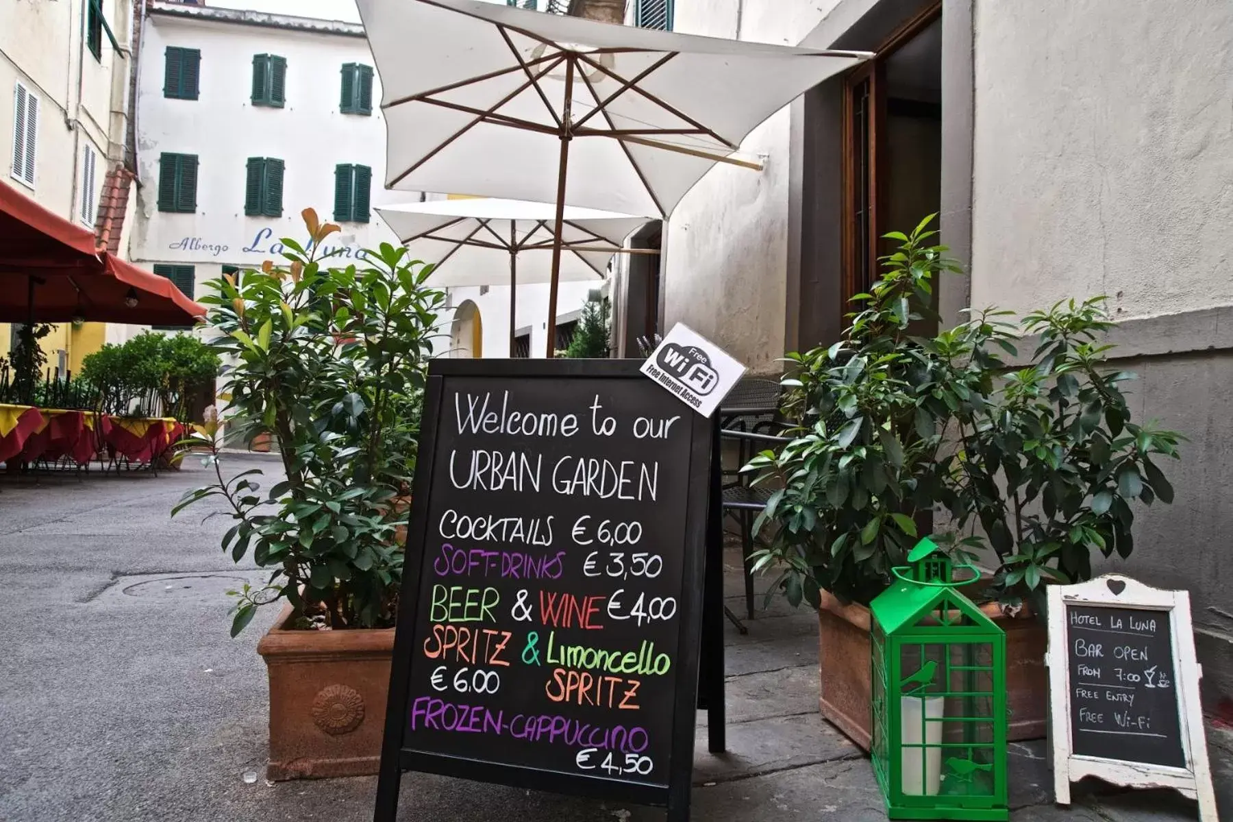 Patio in Hotel La Luna