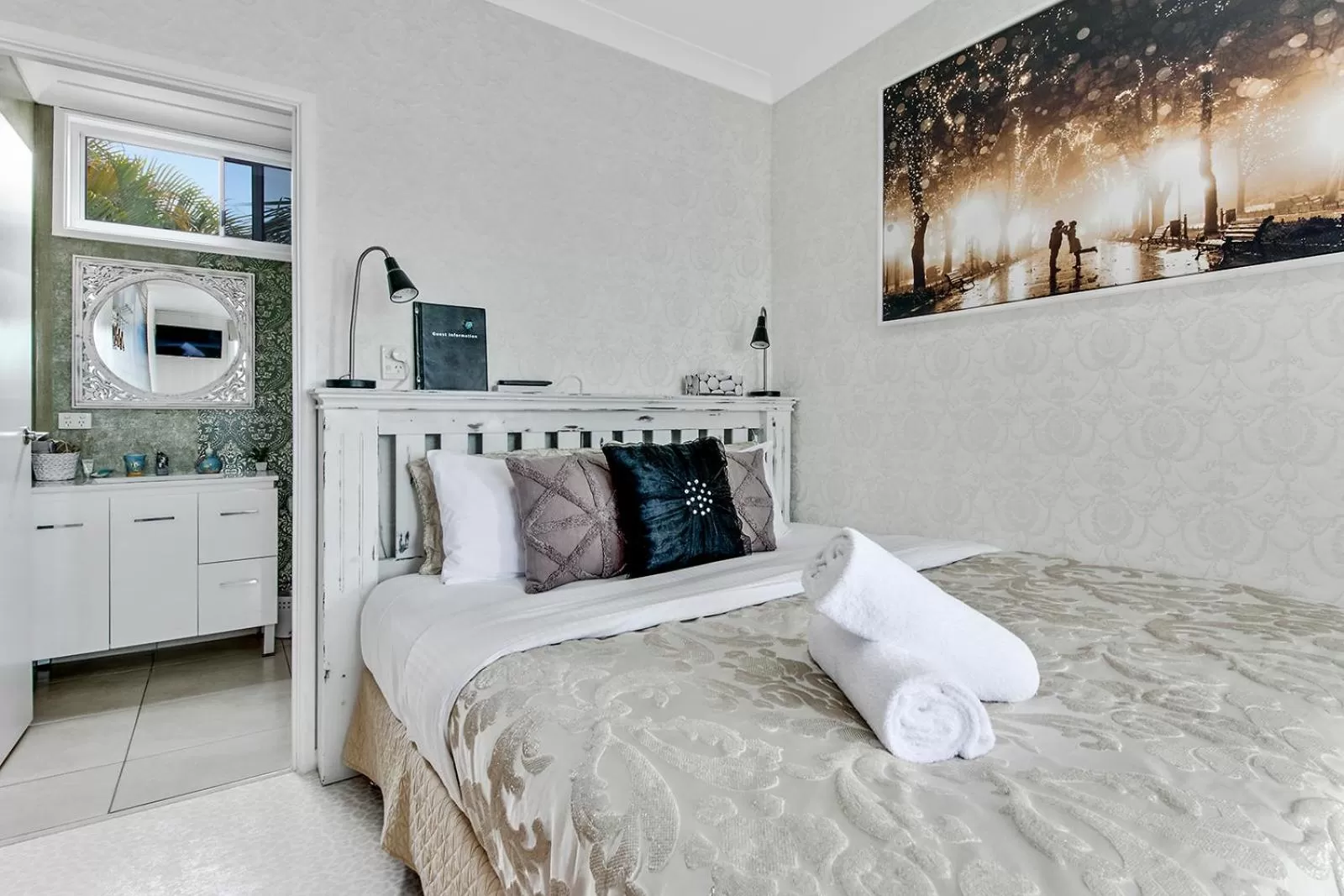 Bed in Coral Inn Boutique Motel