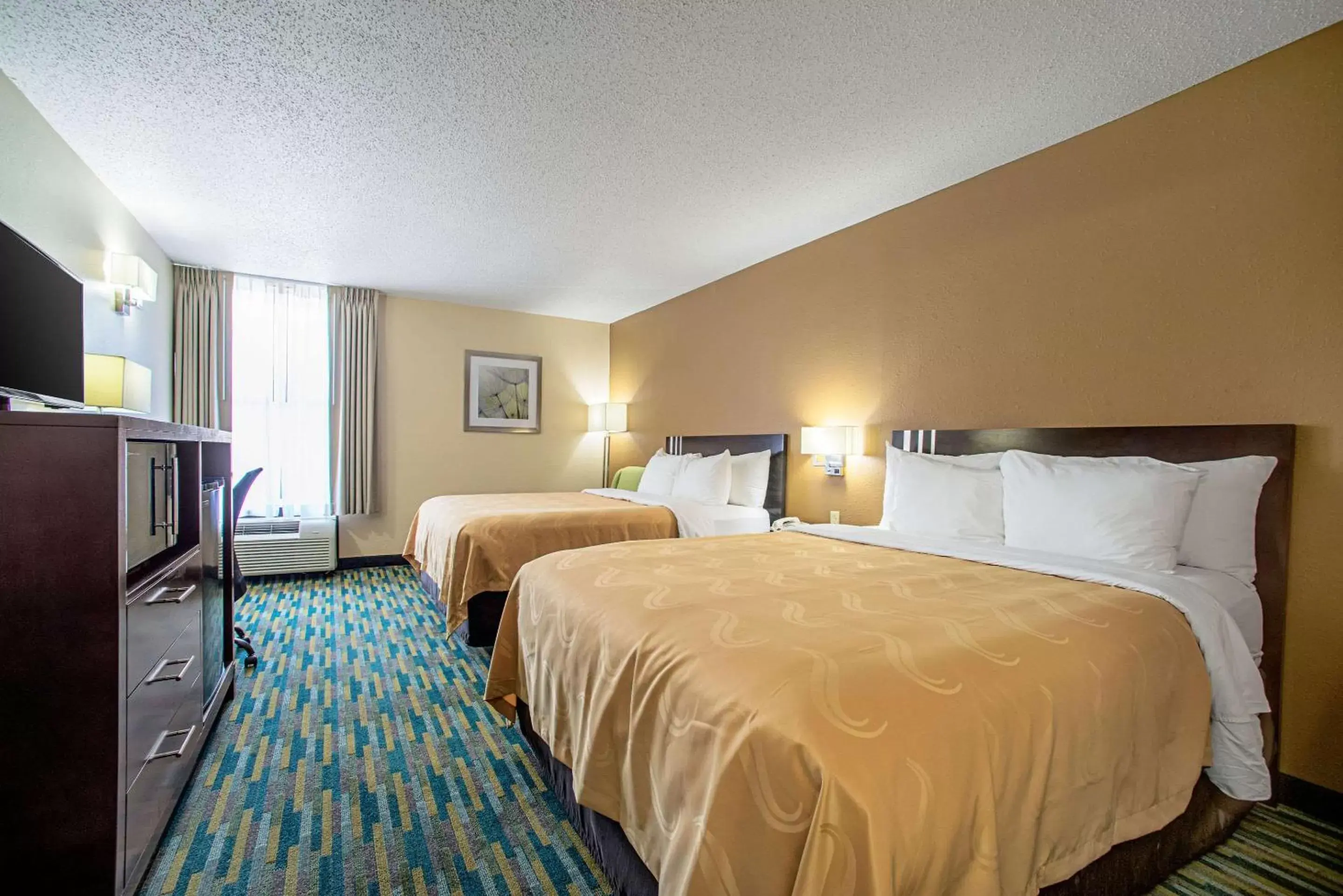 Photo of the whole room, Bed in Quality Inn Near Six Flags St. Louis