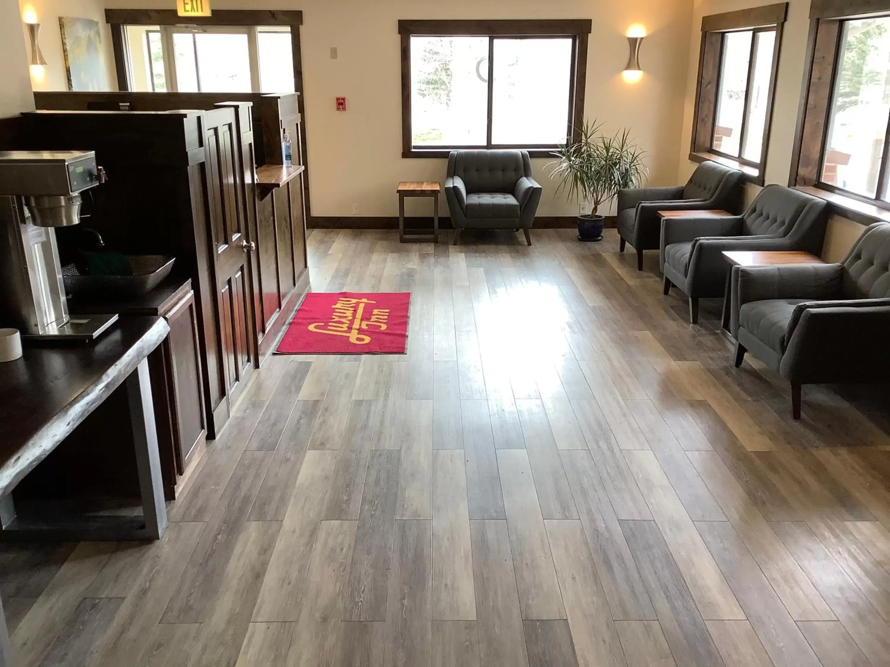 Lobby or reception, Seating Area in Luxury Inn & Suites