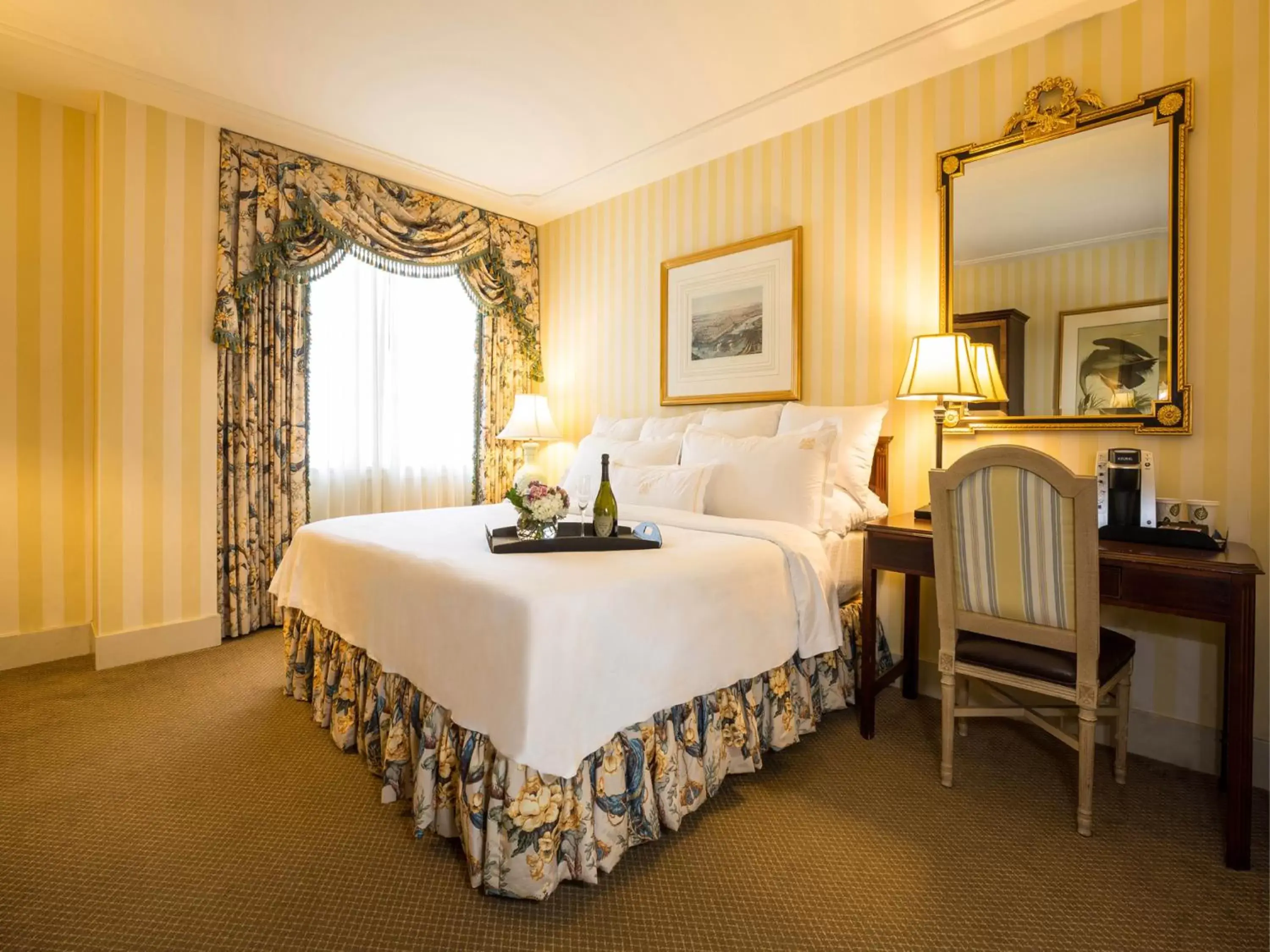 Photo of the whole room, Bed in Hotel Monteleone