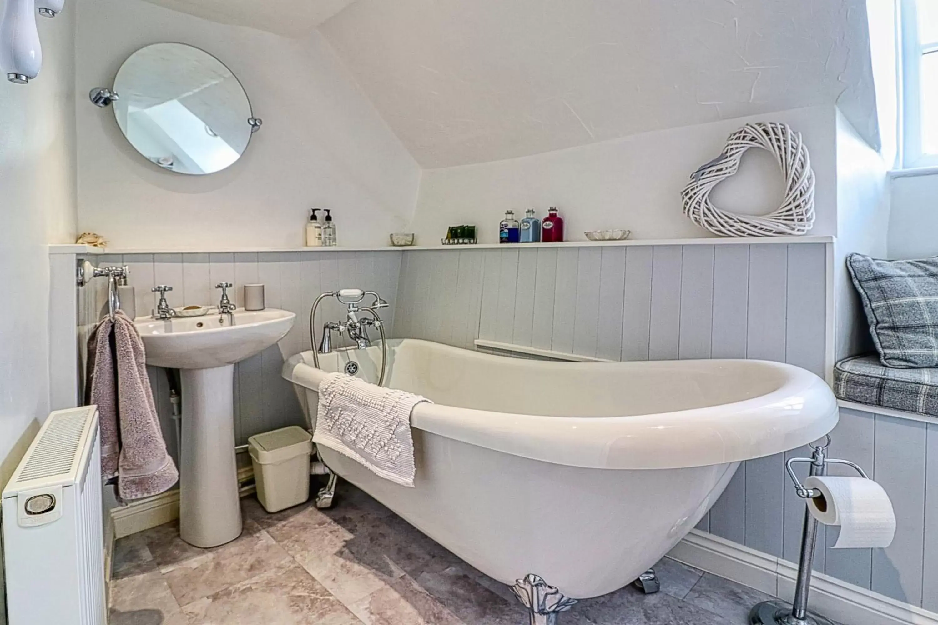 Superior King Room in The Old Bookshop Superior King Room in The Old Bookshop