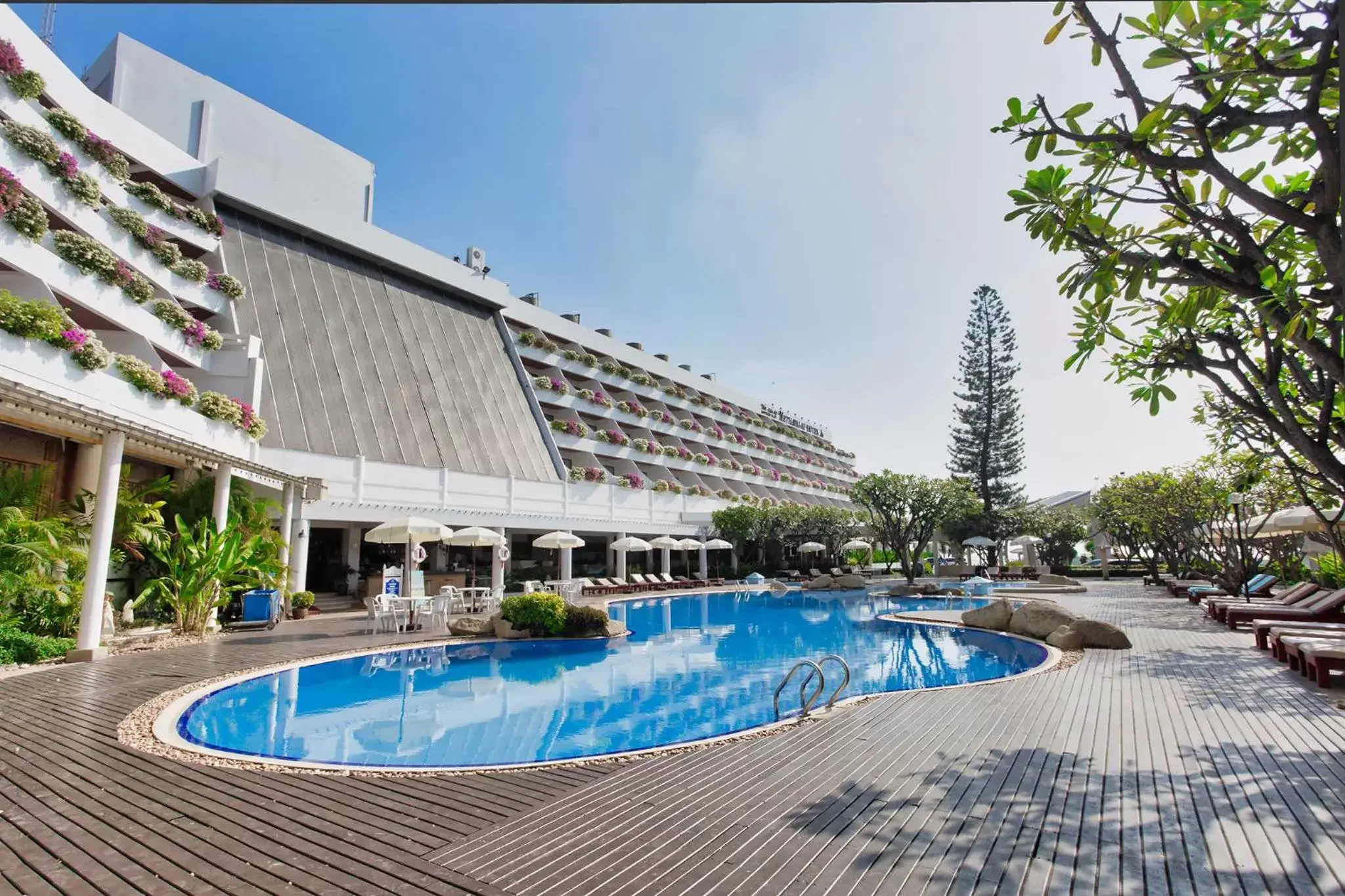 Swimming Pool in Methavalai Hotel