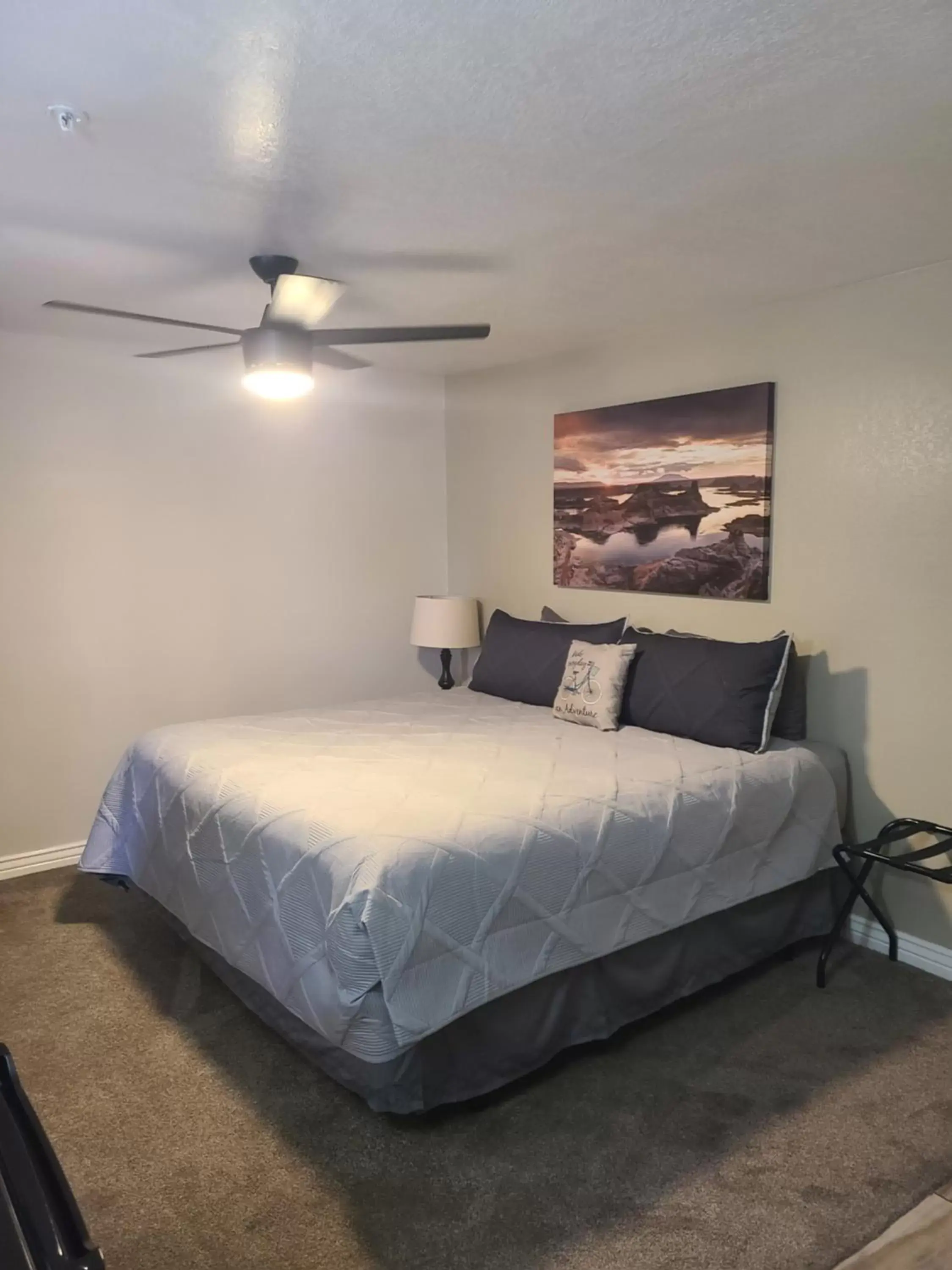 Photo of the whole room, Bed in Red Rock Motel