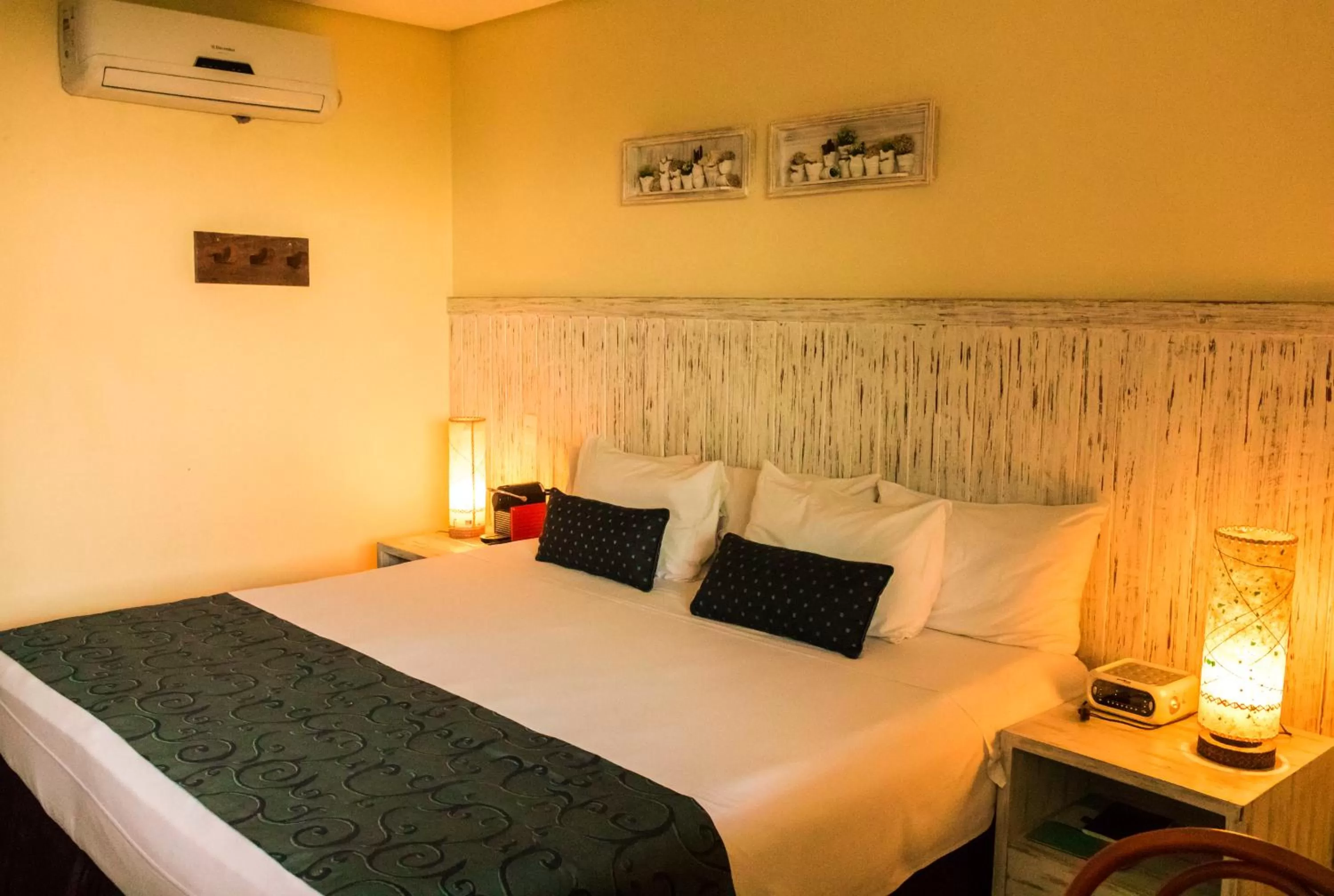 Bed in Farol de Itapuã Praia Hotel