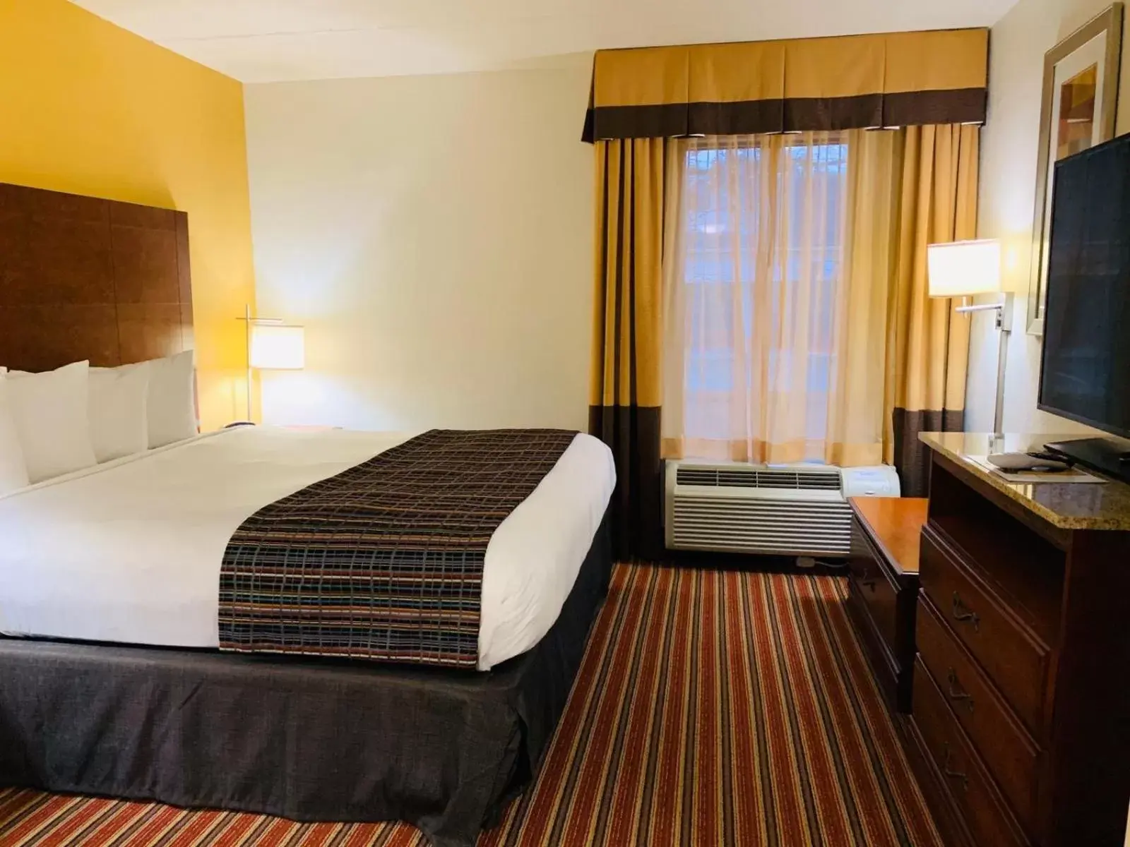 Bed in Country Inn & Suites by Radisson, Alpharetta, GA