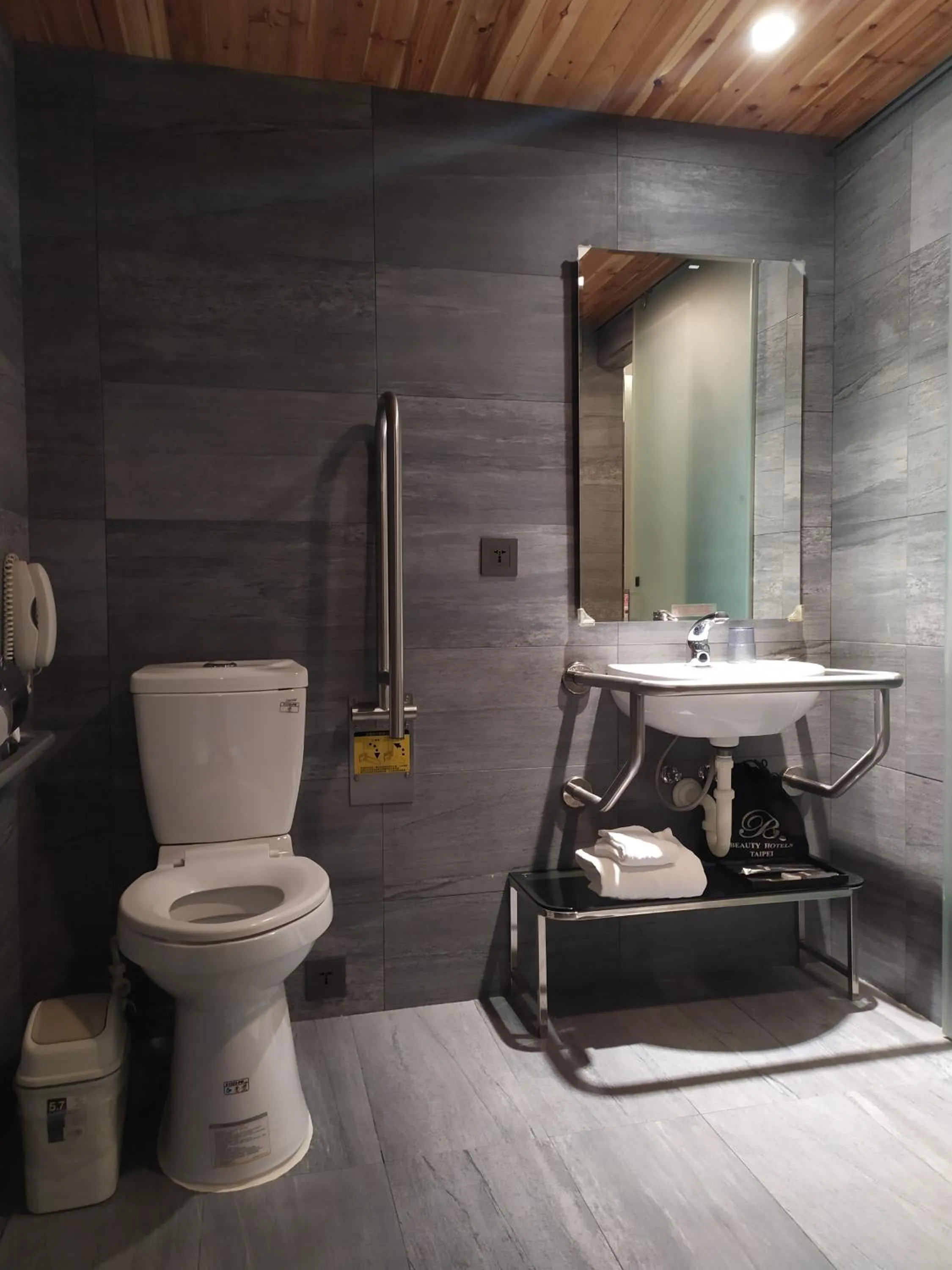 Toilet in Beauty Hotels Taipei - Hotel Bfun