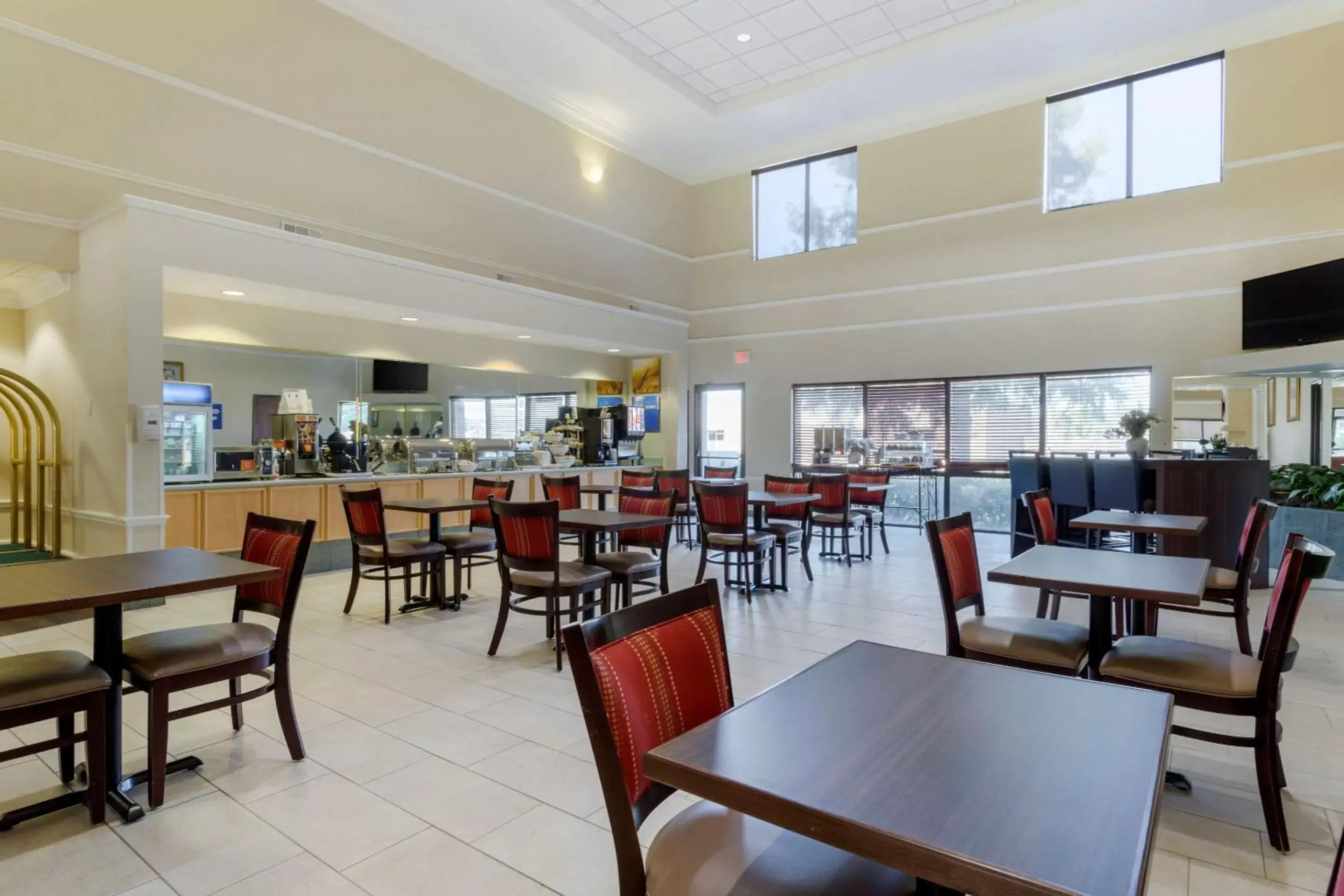 Breakfast, Restaurant/Places to Eat in Comfort Suites La Porte