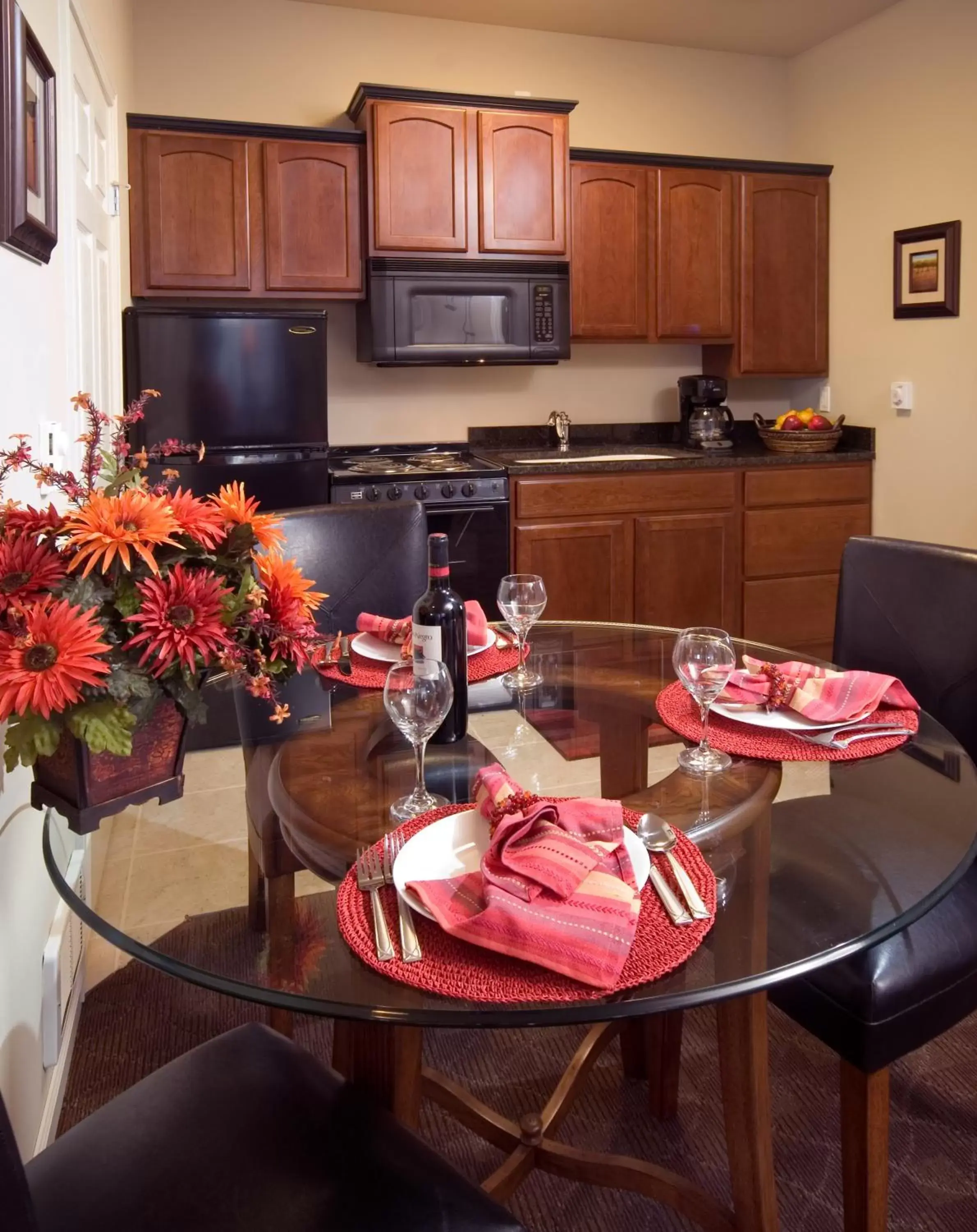 Kitchen or kitchenette, Dining Area in Stratford Suites Spokane Airport