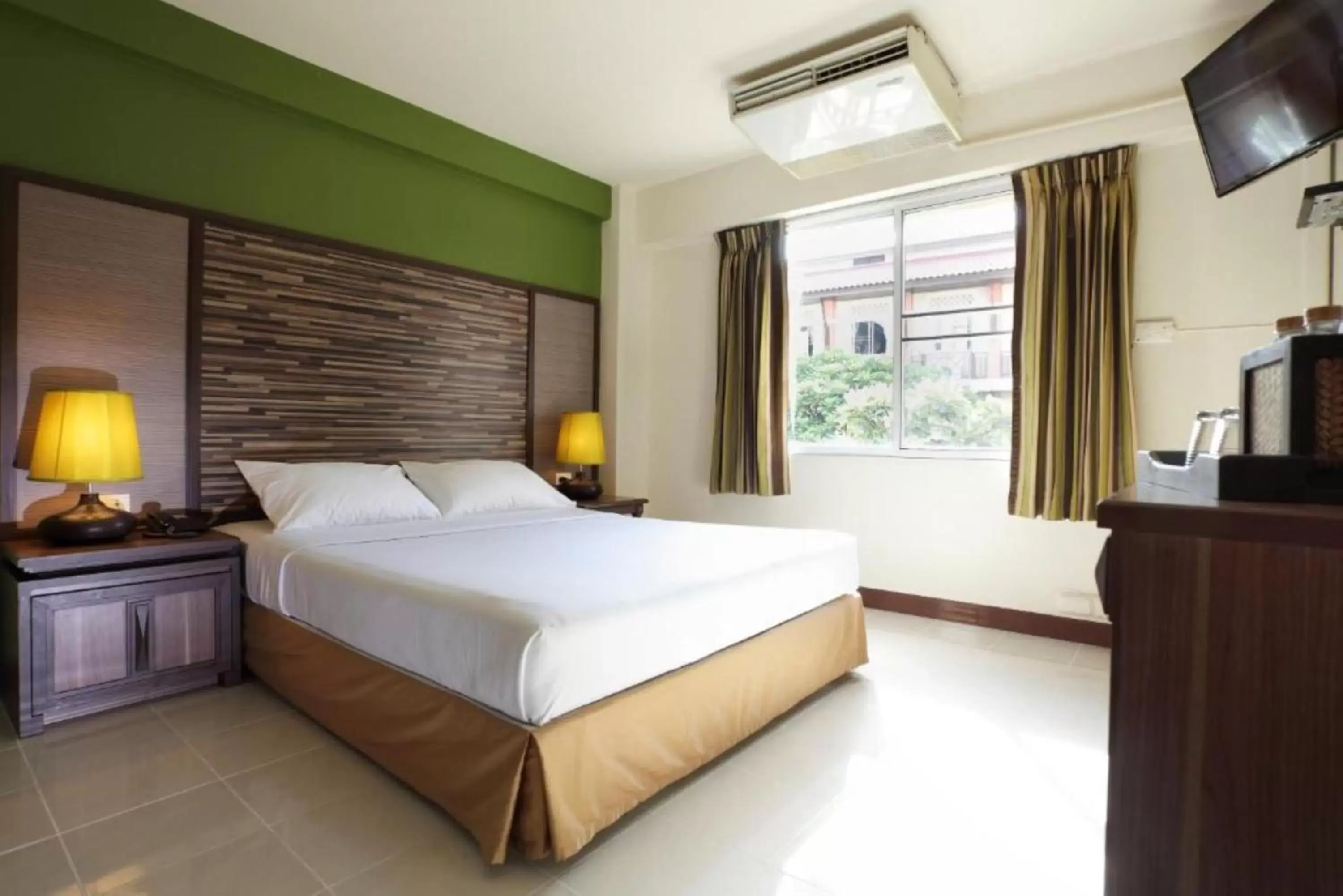 Property building, Bed in Rambuttri Village Plaza Property building, Bed in Rambuttri Village Plaza