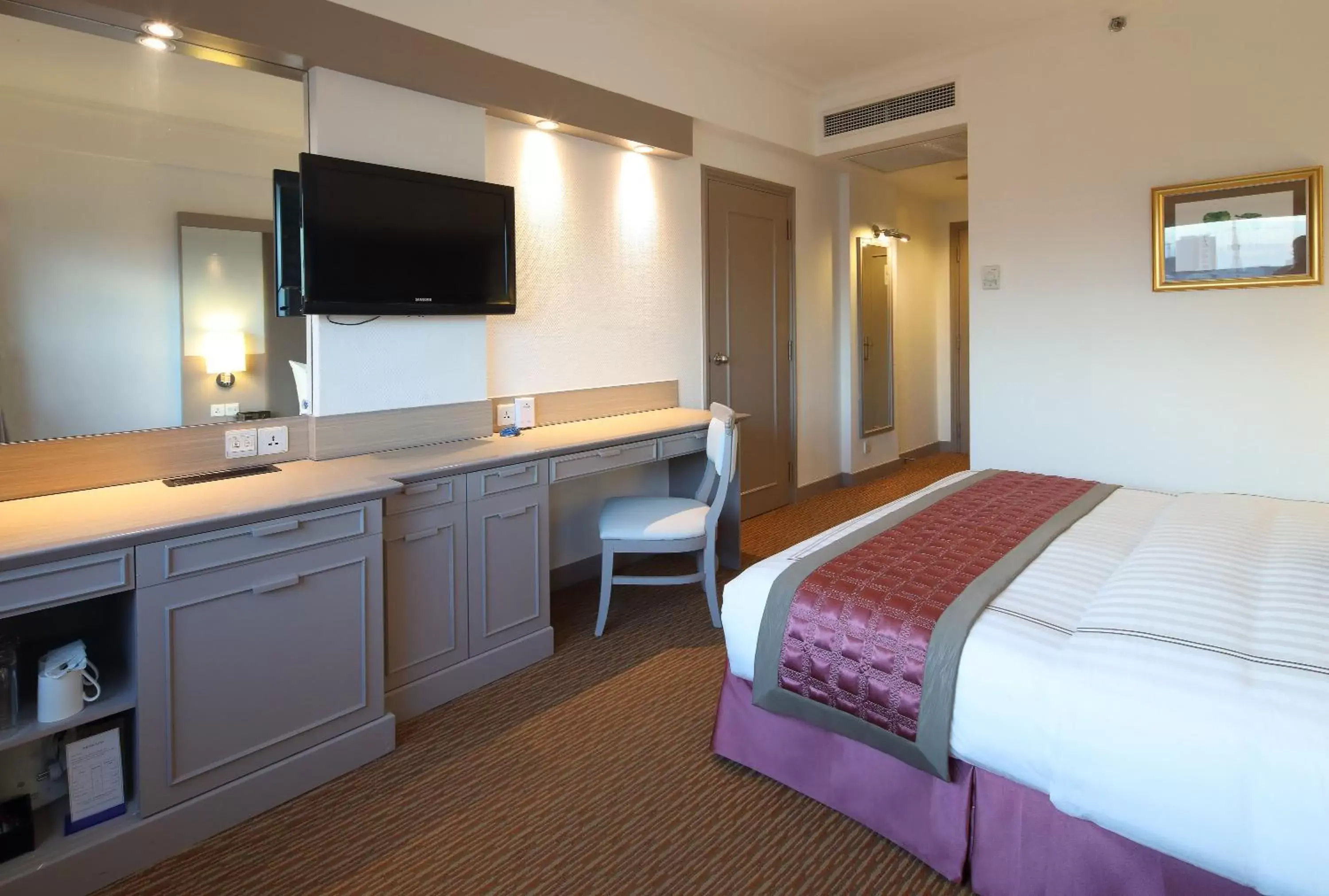 TV and multimedia, Bed in Sunway Hotel Hanoi TV and multimedia, Bed in Sunway Hotel Hanoi