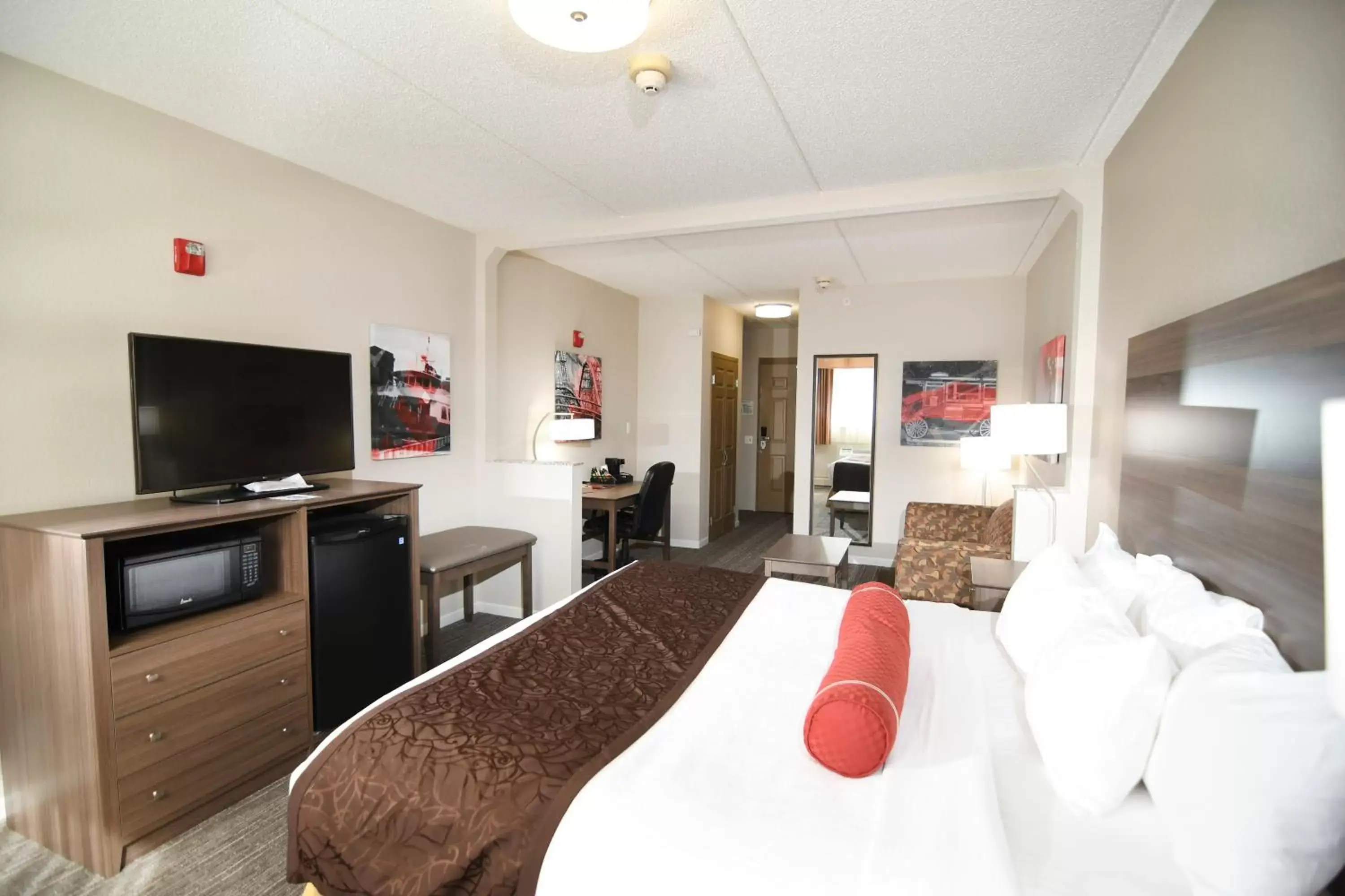 Bathroom, TV/Entertainment Center in Best Western Plus Sandusky Hotel & Suites