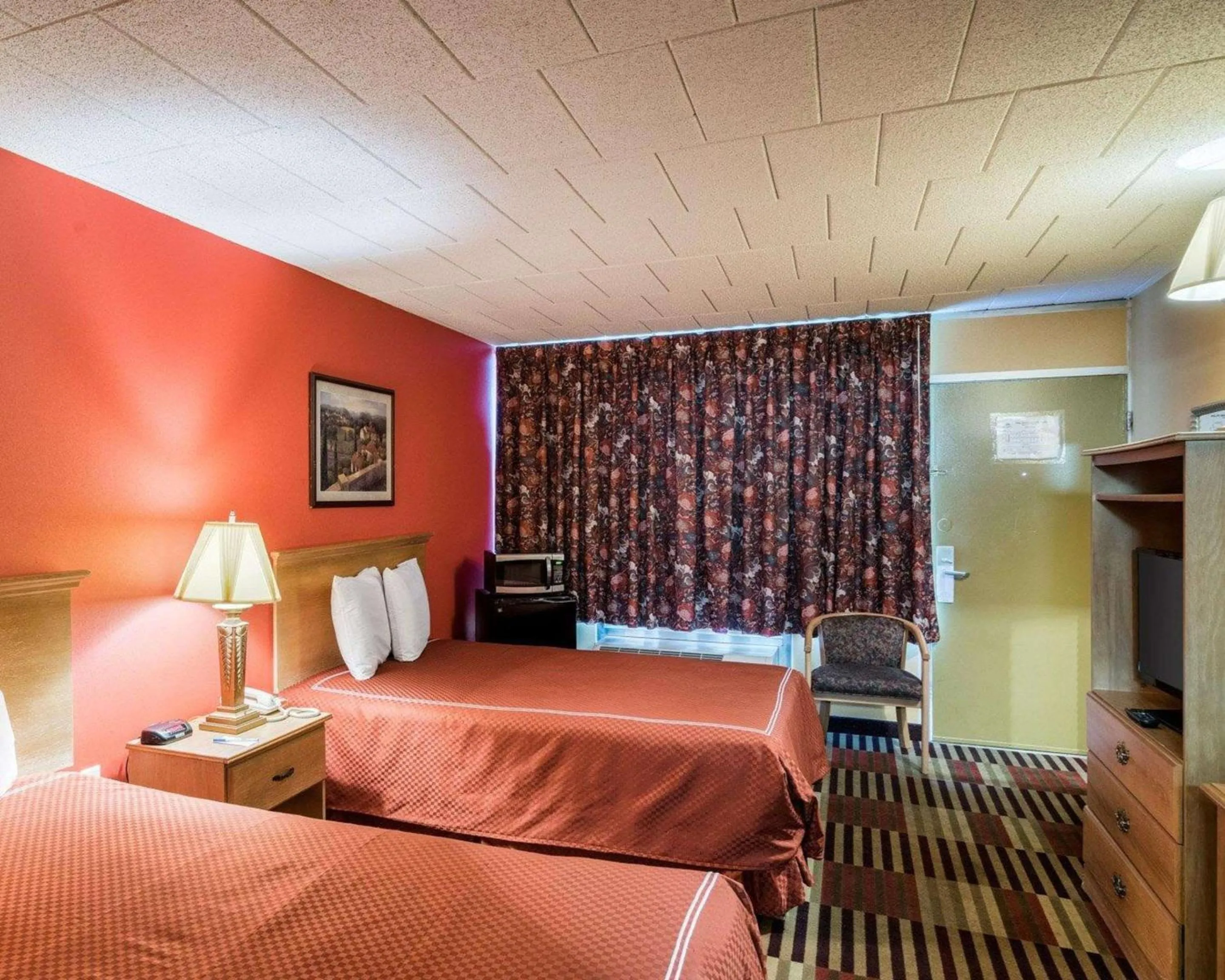 Photo of the whole room in Rodeway Inn Newark