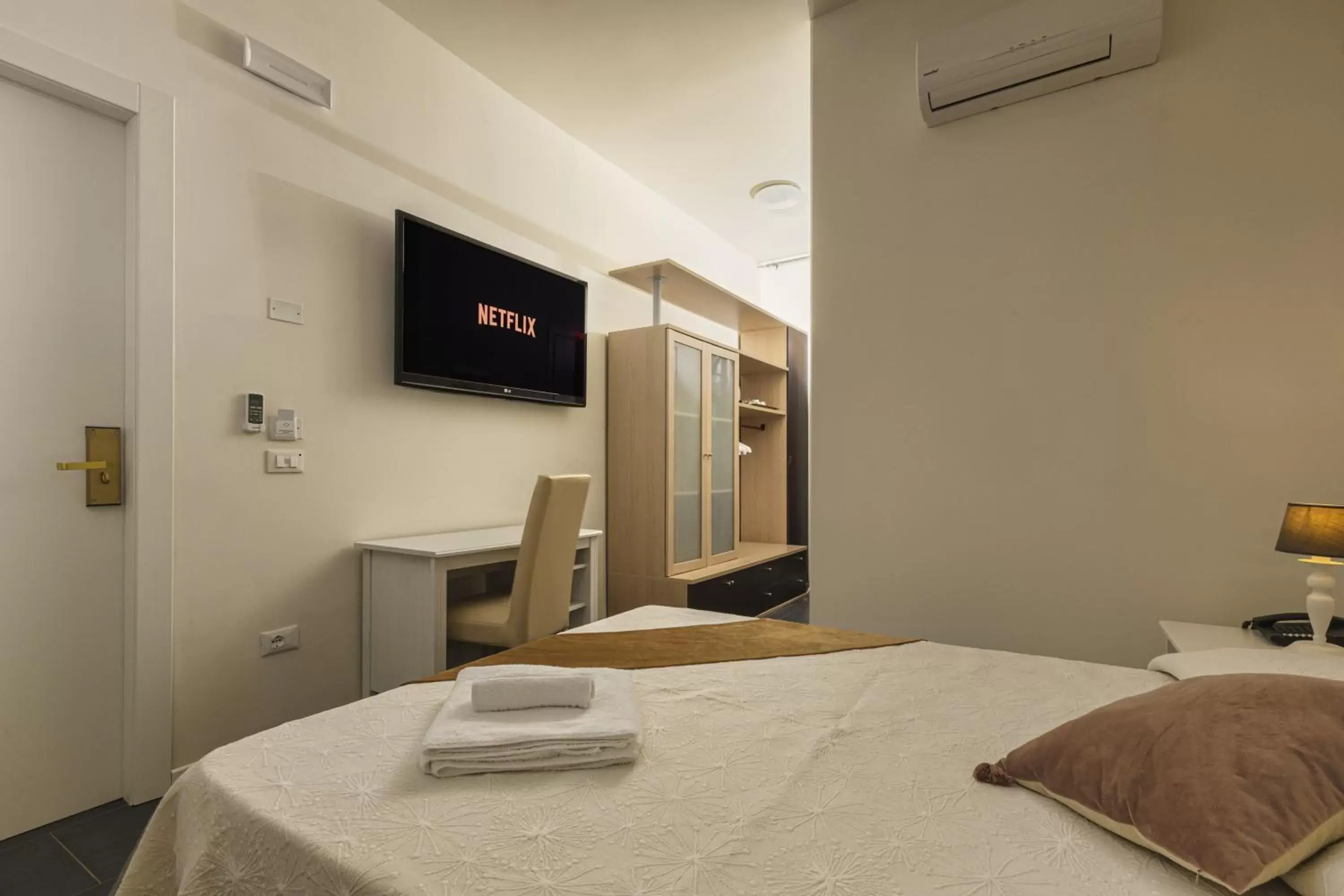 Bed, TV/Entertainment Center in Hotel Villa Pigalle