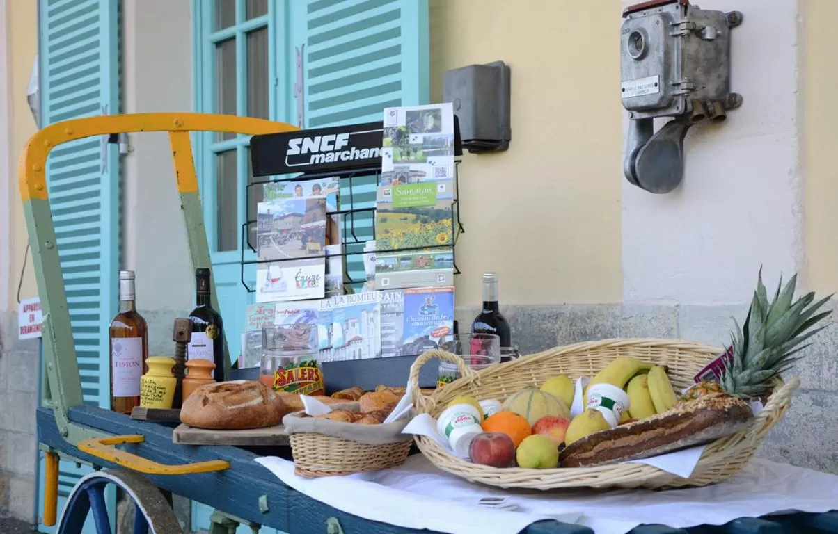 Buffet breakfast, Food in Avenue de la Gare