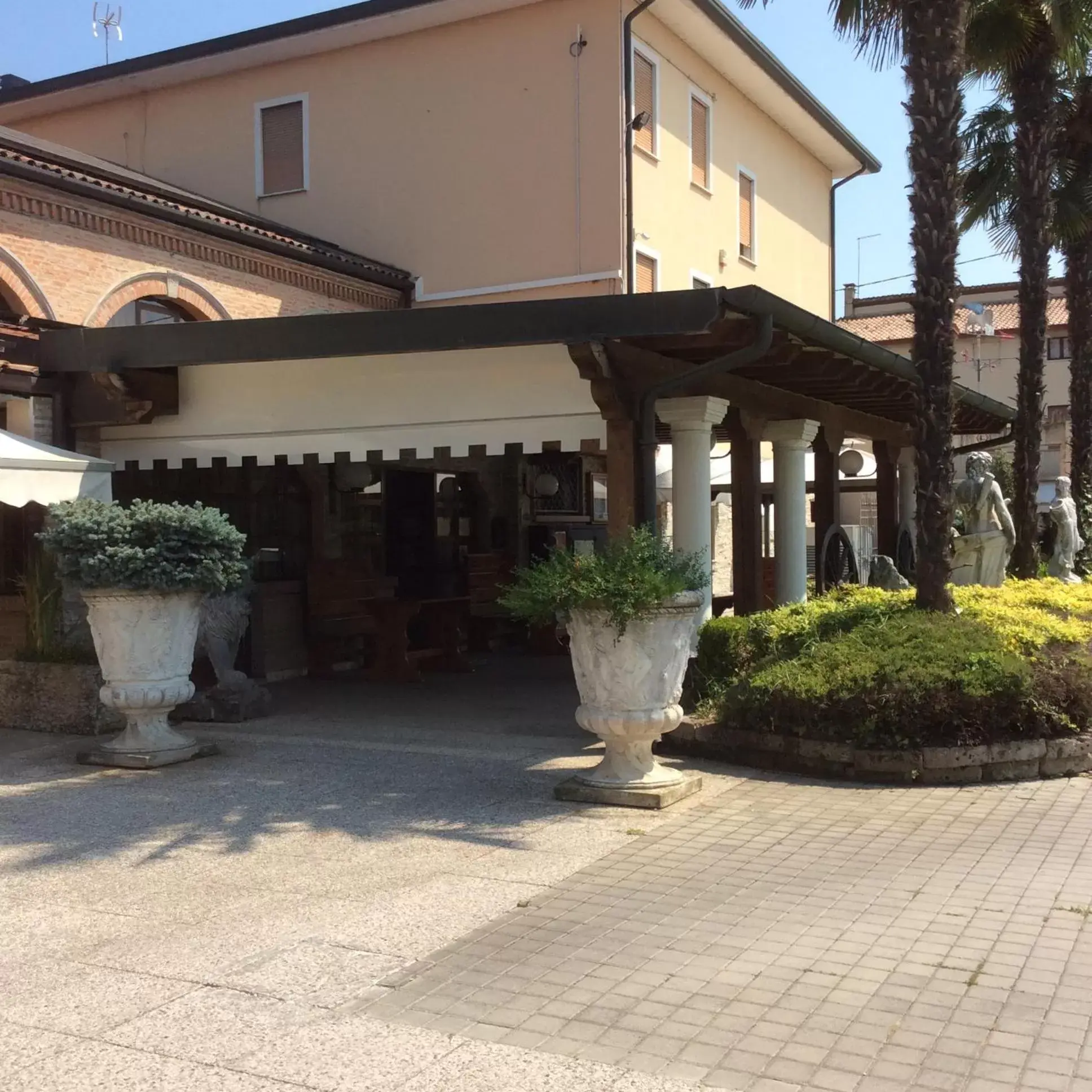 Facade/entrance, Patio/Outdoor Area in Hotel Pizzeria Ristorante "Al Leone"