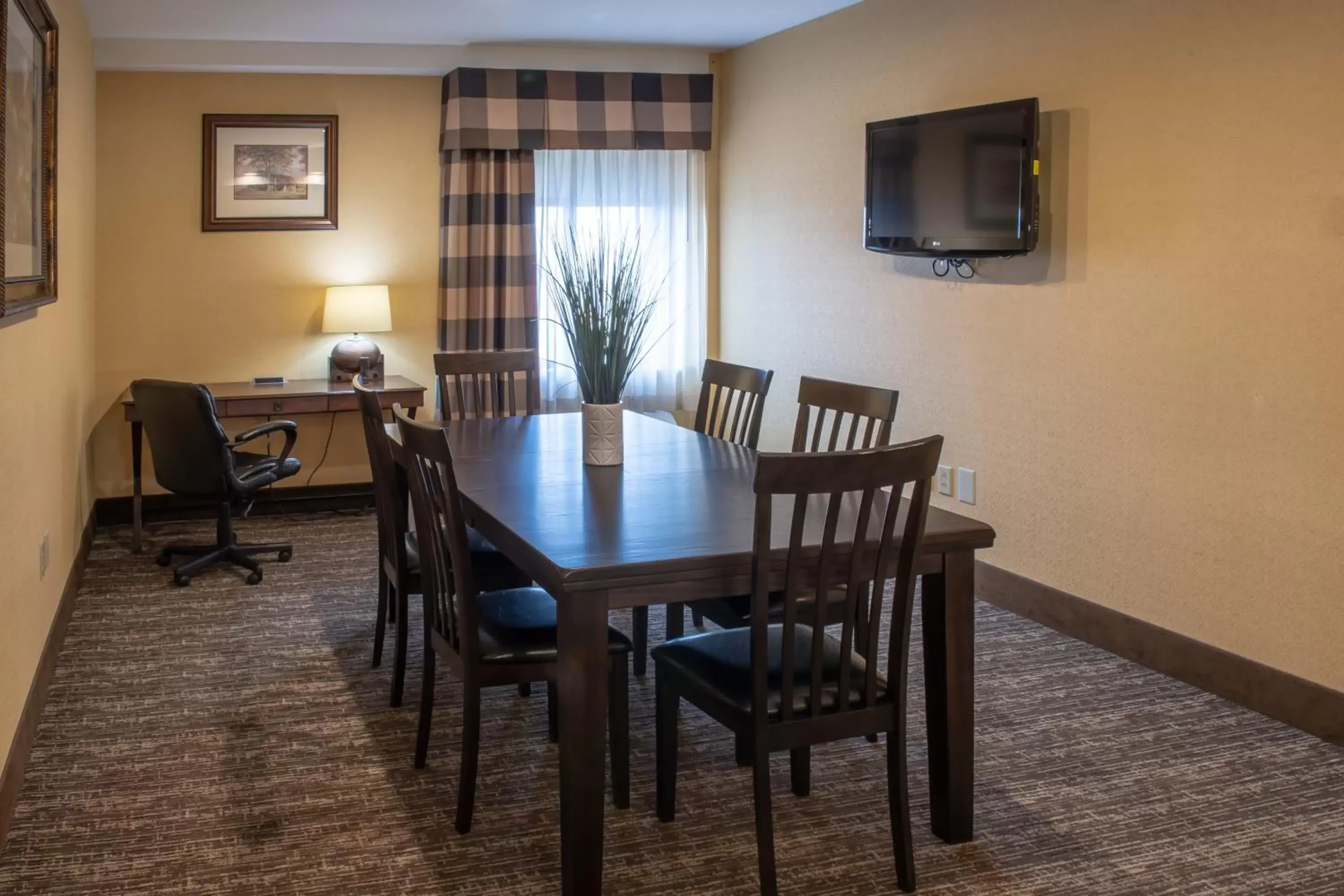 Dining Area in Red Lion Hotel Harrisburg Hershey